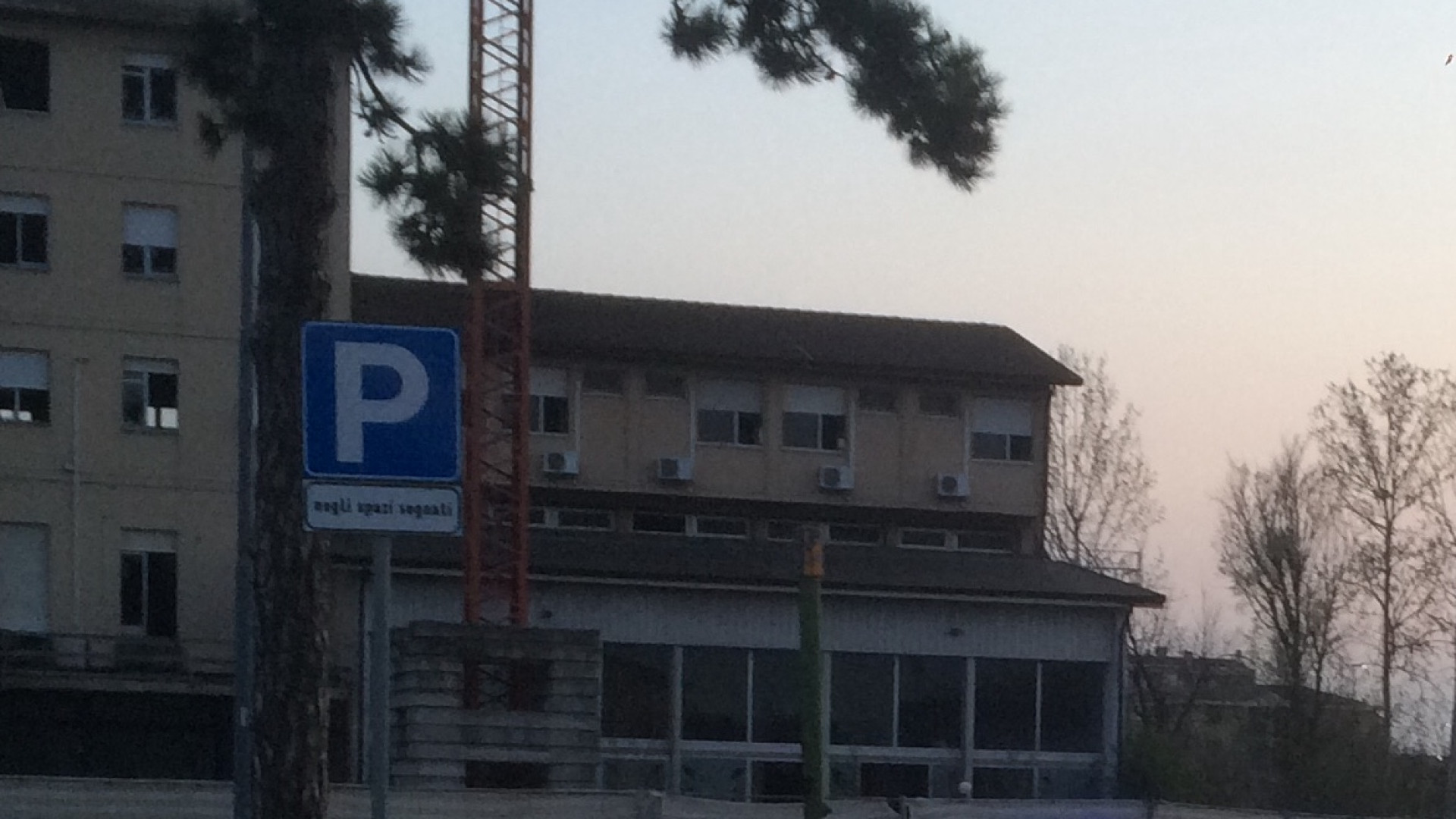 Sul tetto del motel abbandonato per selfie e video estremi, tre ragazzi fermati dai carabinieri