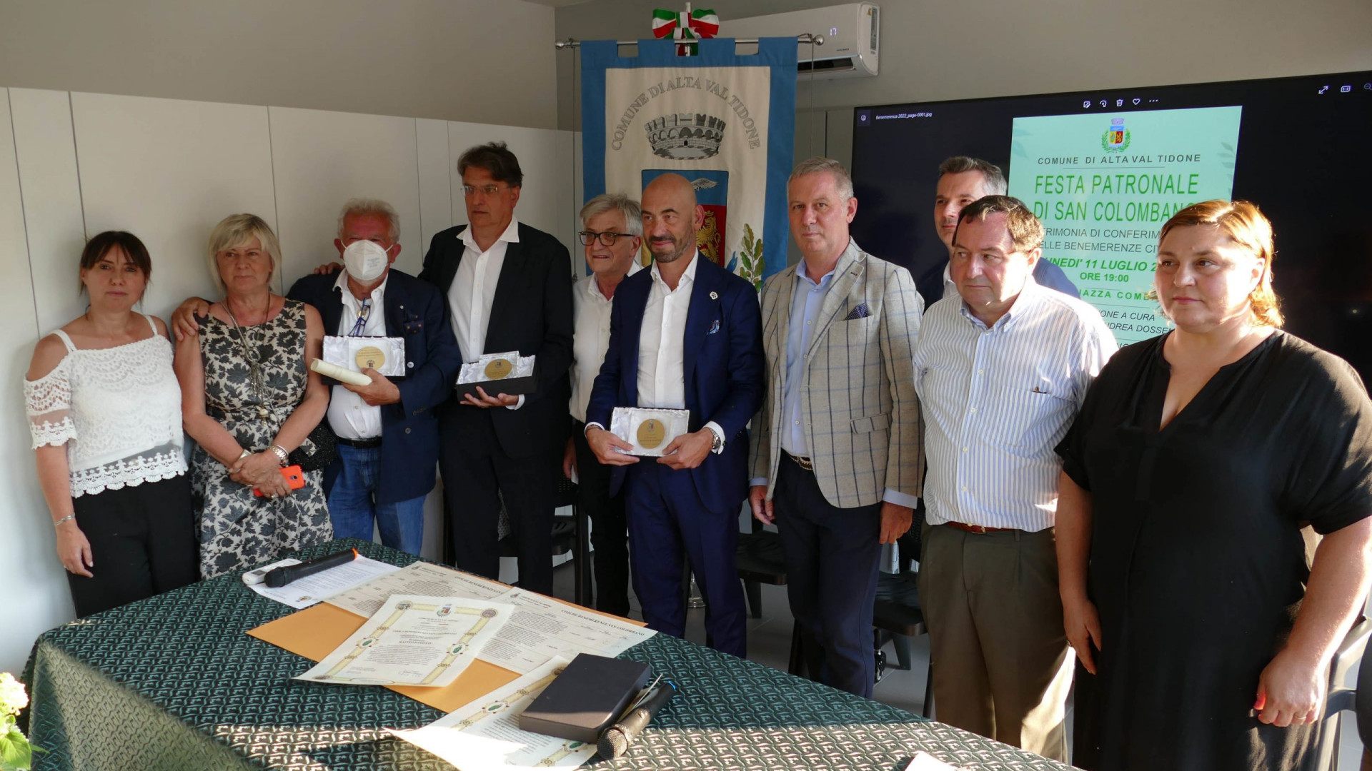 A Nibbiano Bassetti premiato e insultato da no vax. "E' meglio la luce della scienza"