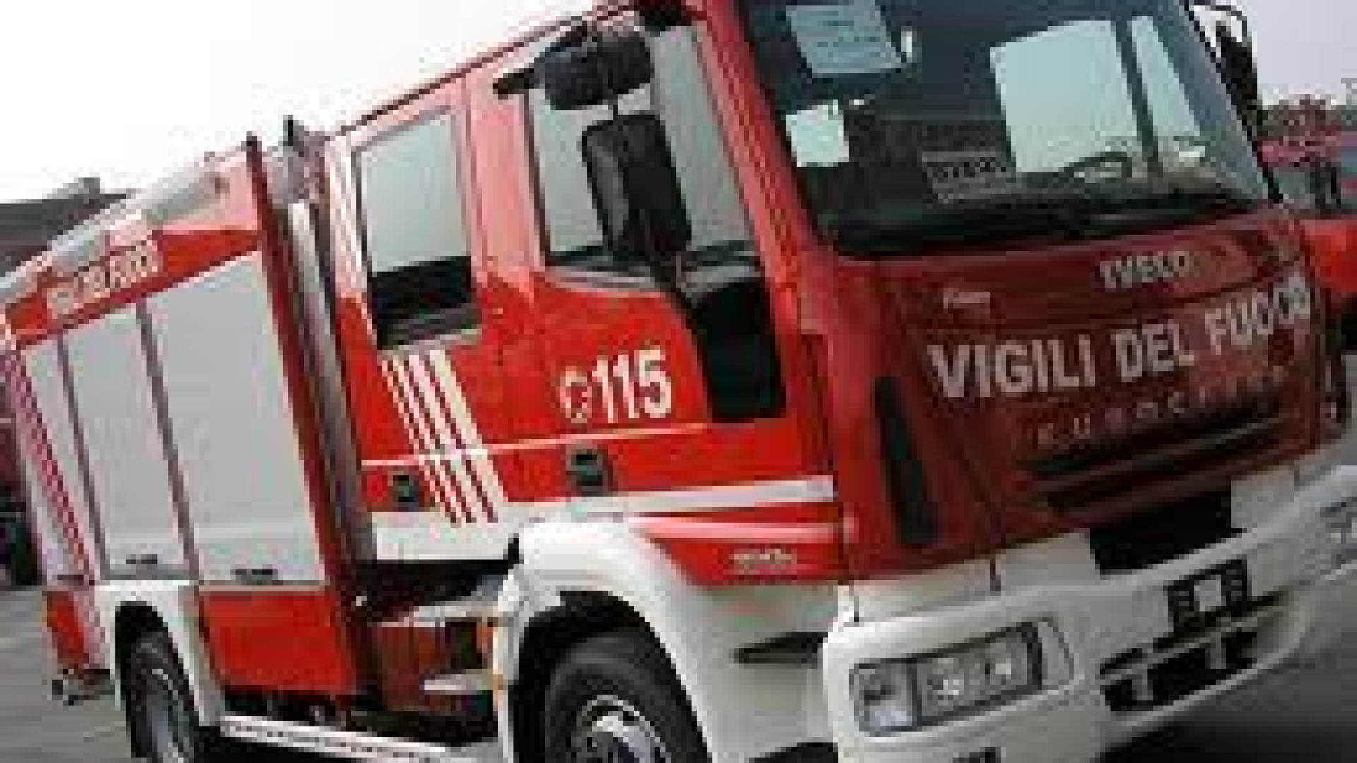 Furgone in fiamme in strada Agazzana, incolume il conducente