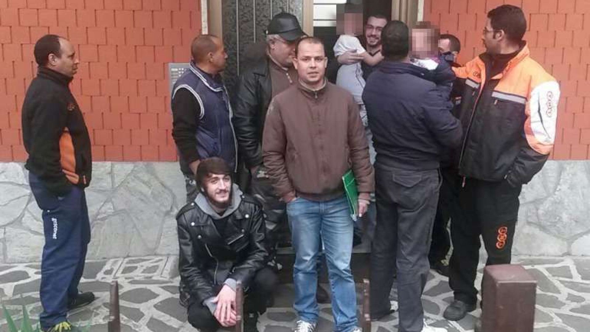 Tensioni in via Boselli, muro umano contro uno sfratto