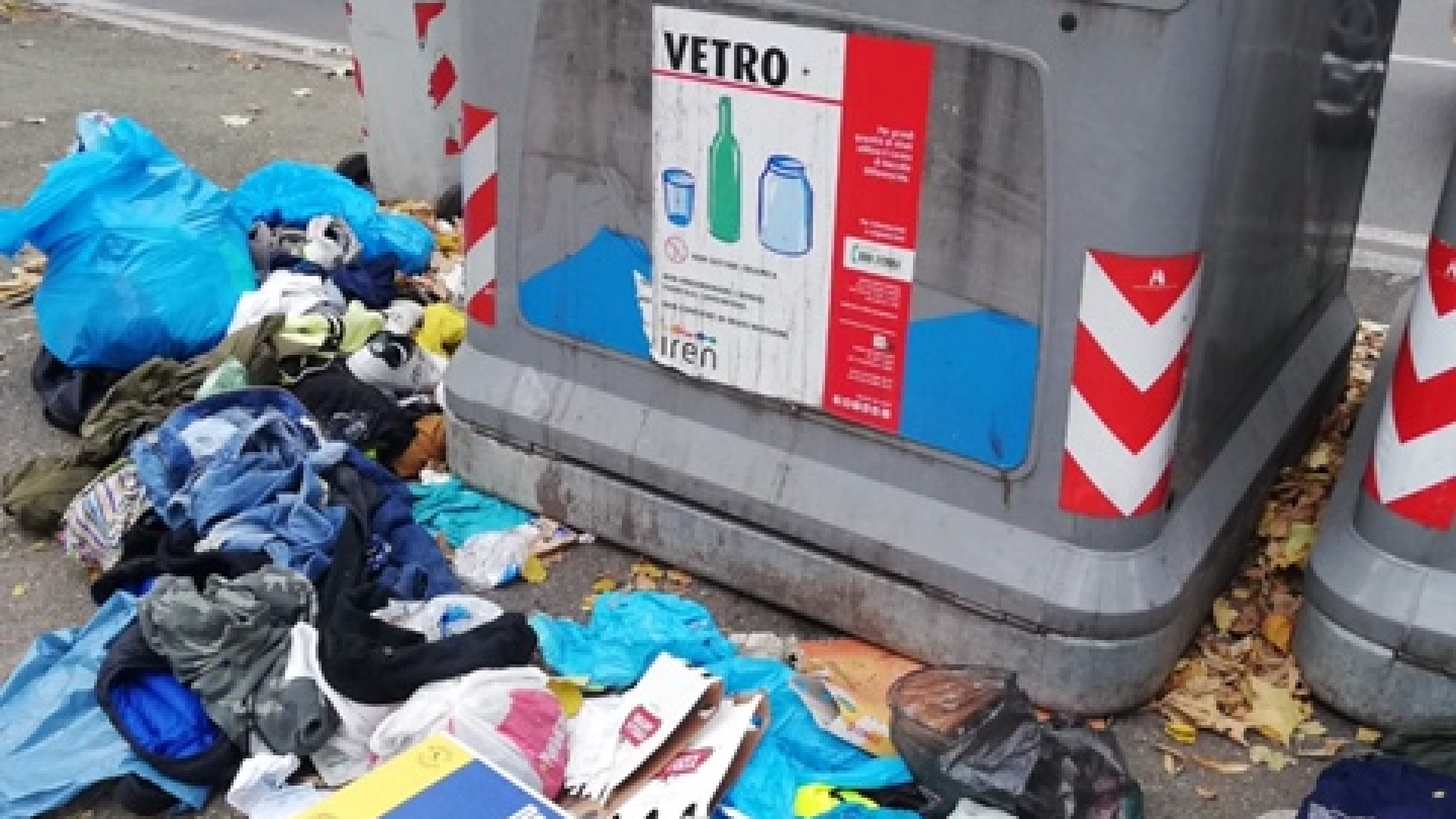Stracci e abiti abbandonati sul marciapiede, la discarica incivile abita in viale Malta