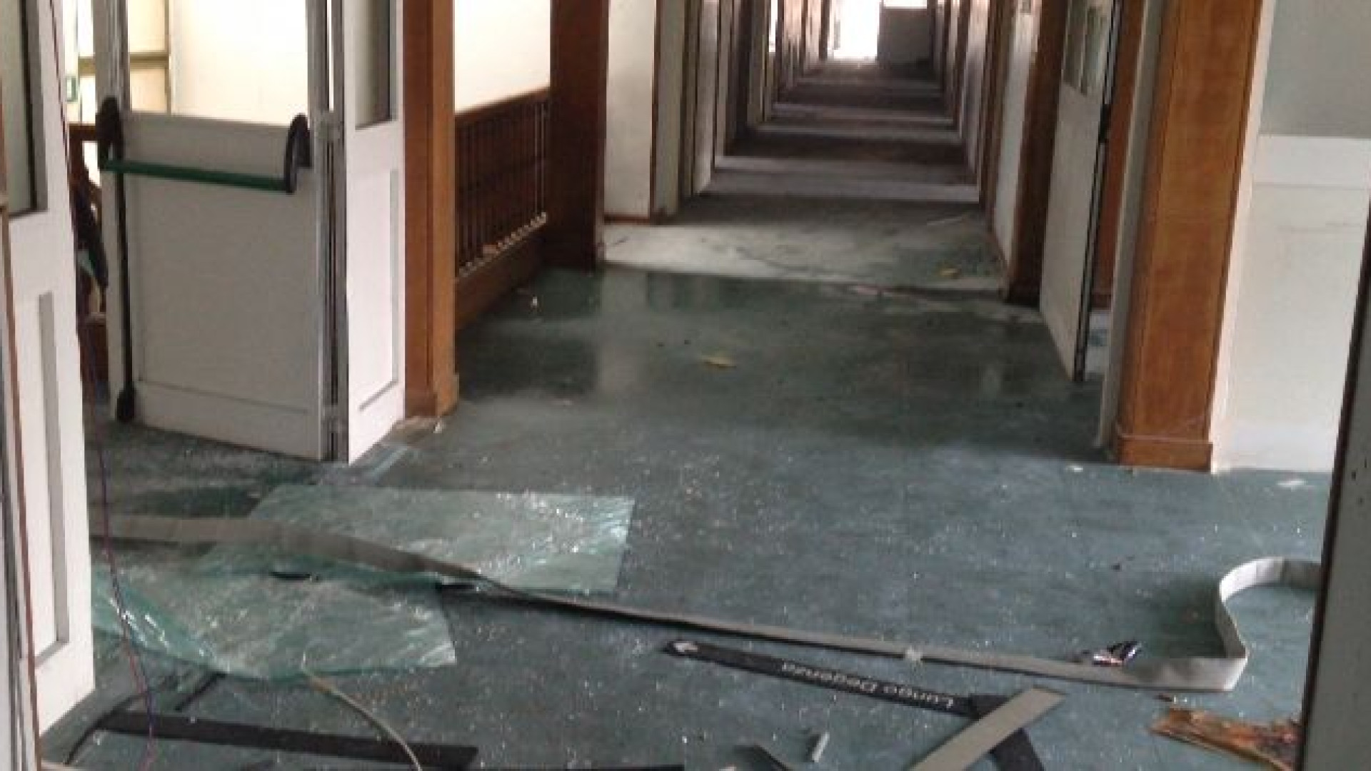 Ex clinica Belvedere: “Bivacco di senzatetto”. Squarciata la rete