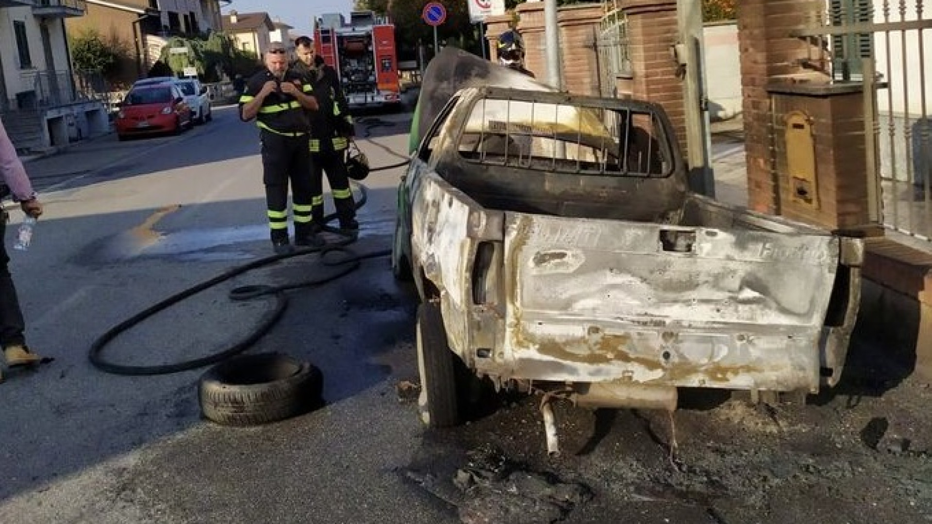 San Nicolò, il conducente scende appena in tempo: auto distrutta dalle fiamme