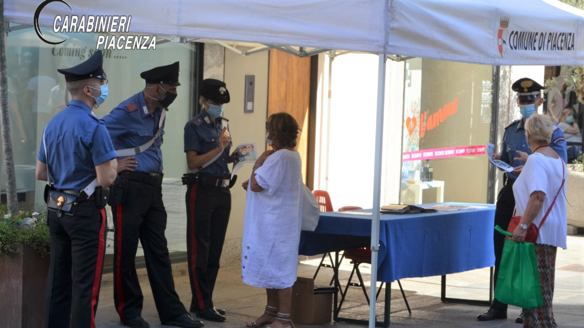Truffe anziani: al gazebo informativo di Piazza Cavalli i consigli del carabinieri