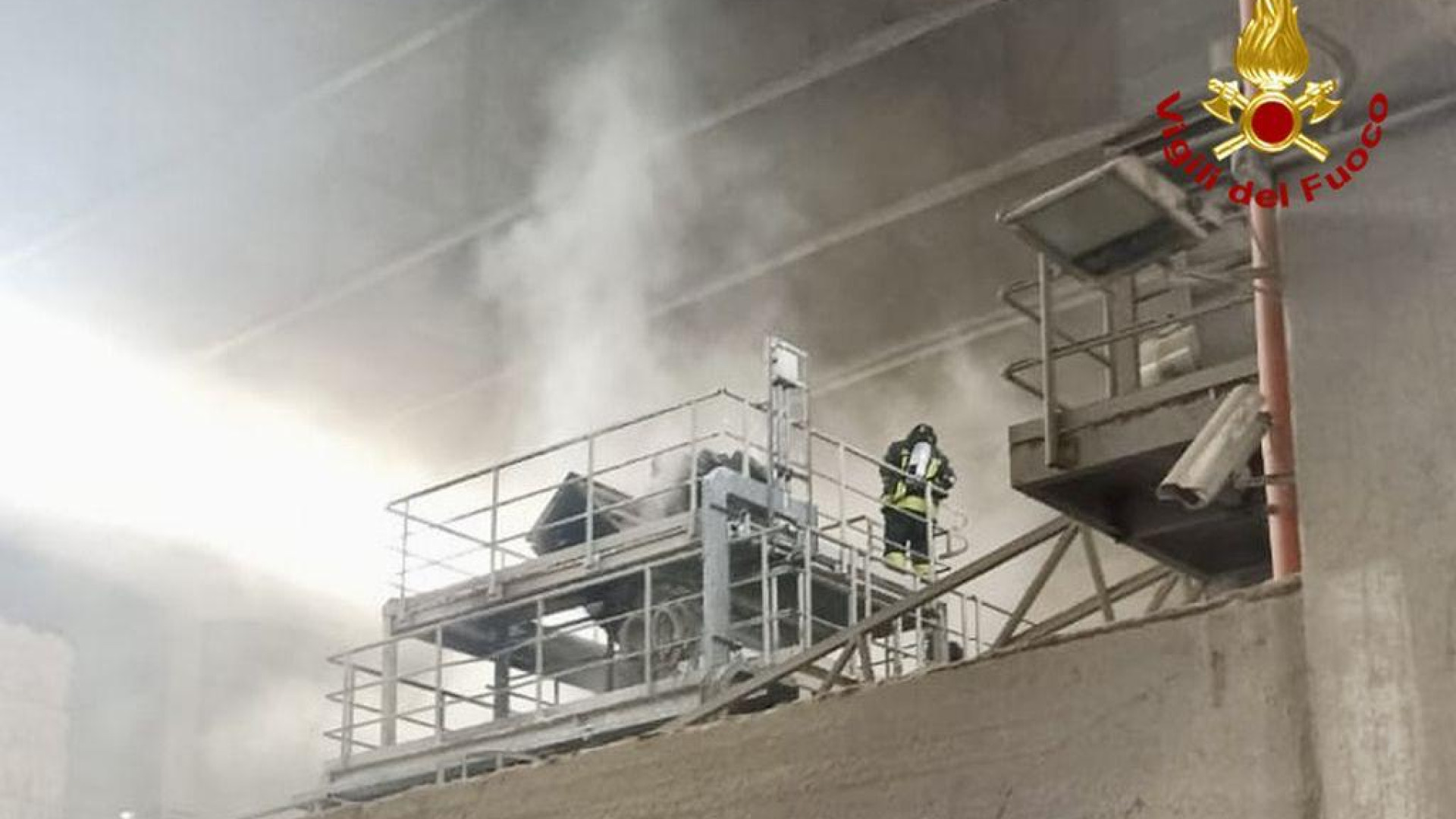 Incendio alla Cementirossi: in fiamme materiale gommoso. Vigili del fuoco sul posto