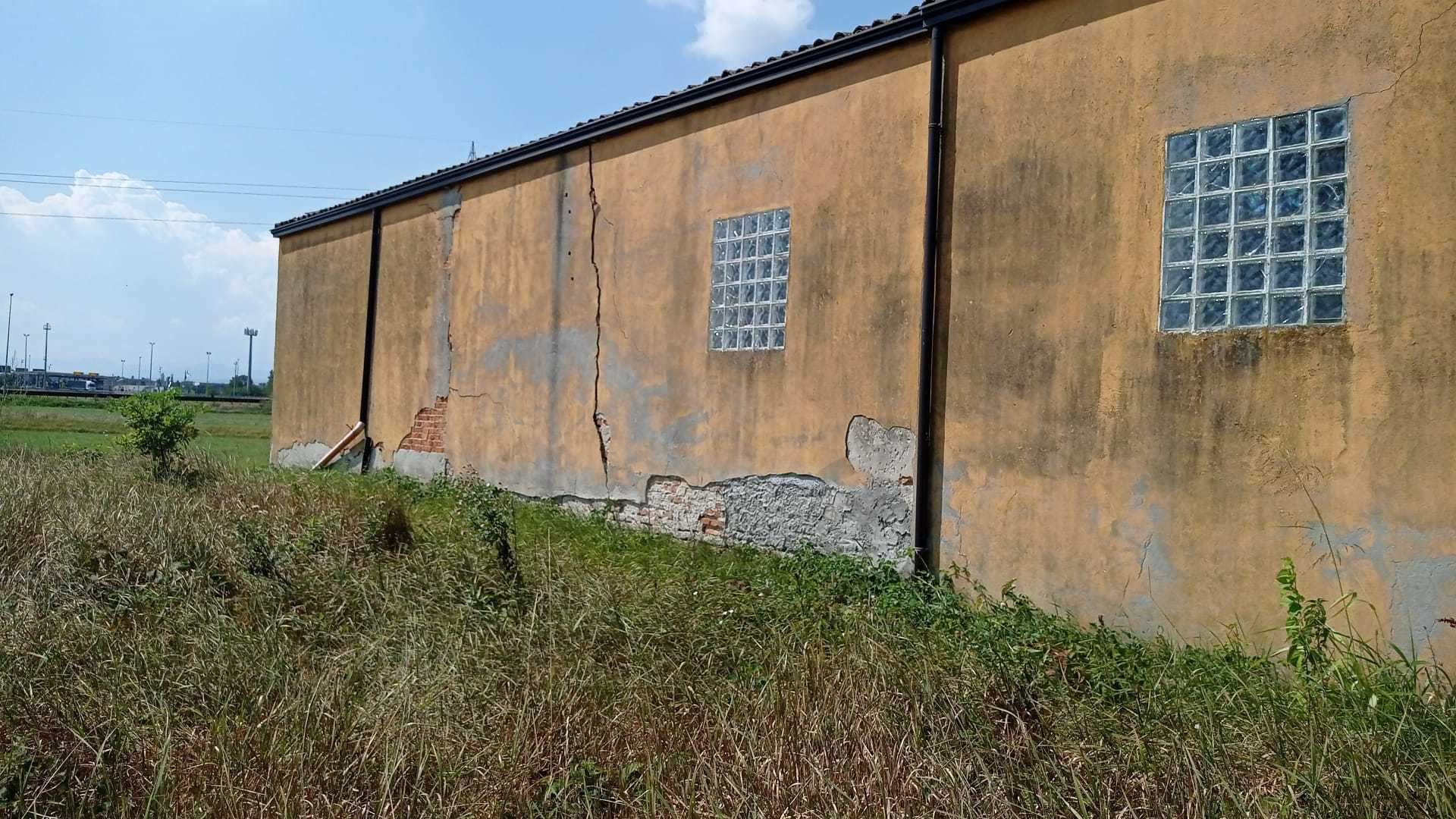 Crepe nei muri, lapidi a terra, erbacce e rifiuti: degrado nel cimitero di Pievetta