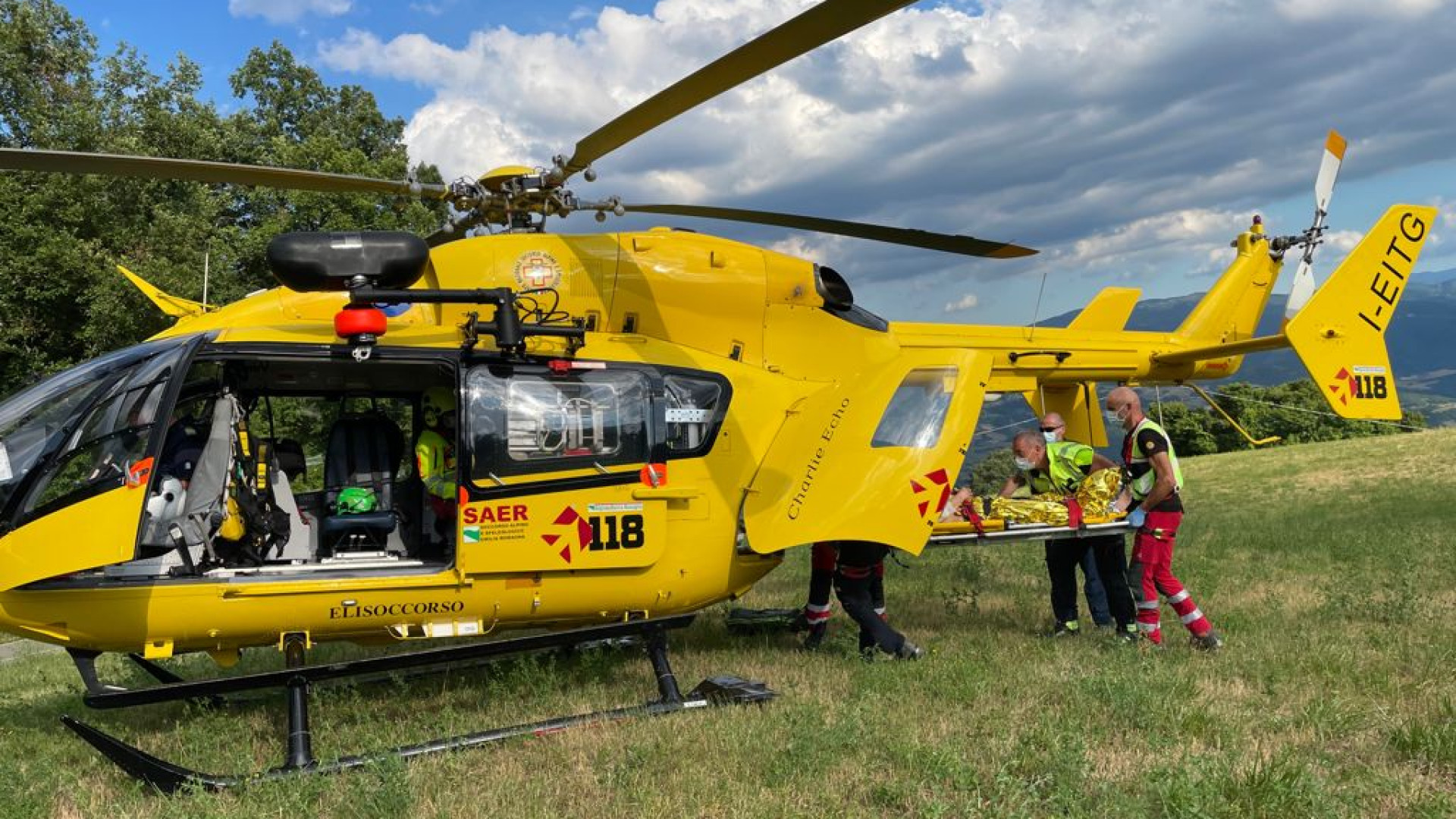 Schianto frontale tra due moto, arriva l'elisoccorso anche a Vaccarezza