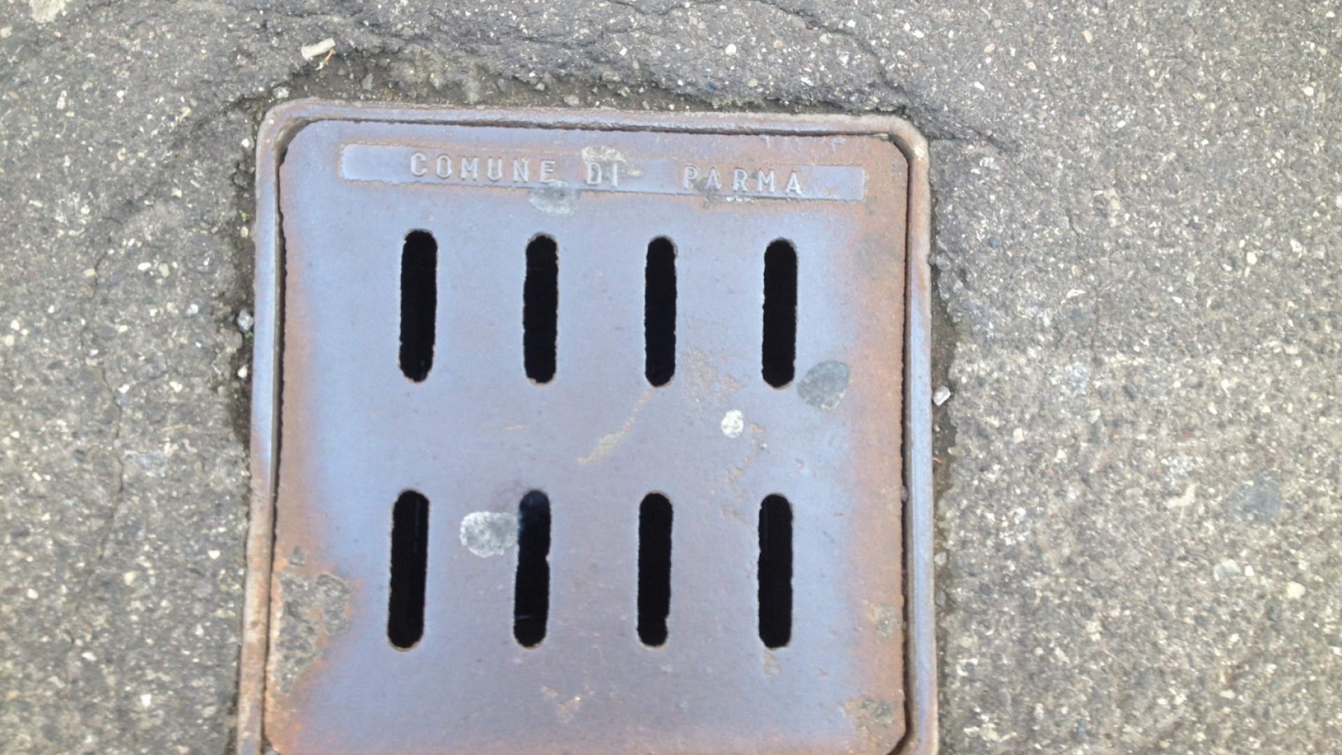 I tombini griffati Parma risalgono agli anni ’80. Presenti anche in piazza Duomo