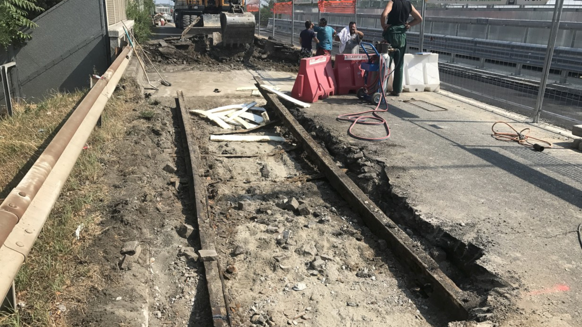 Dal cavalcavia affiorano i binari: "Erano del tram che andava al cimitero"