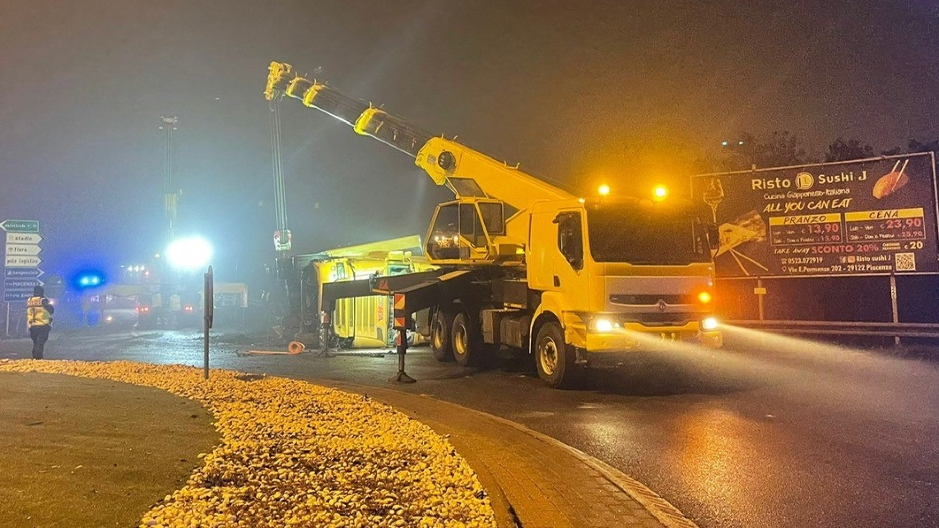 Camion perde il controllo e si ribalta alla rotonda della tangenziale: autista ferito