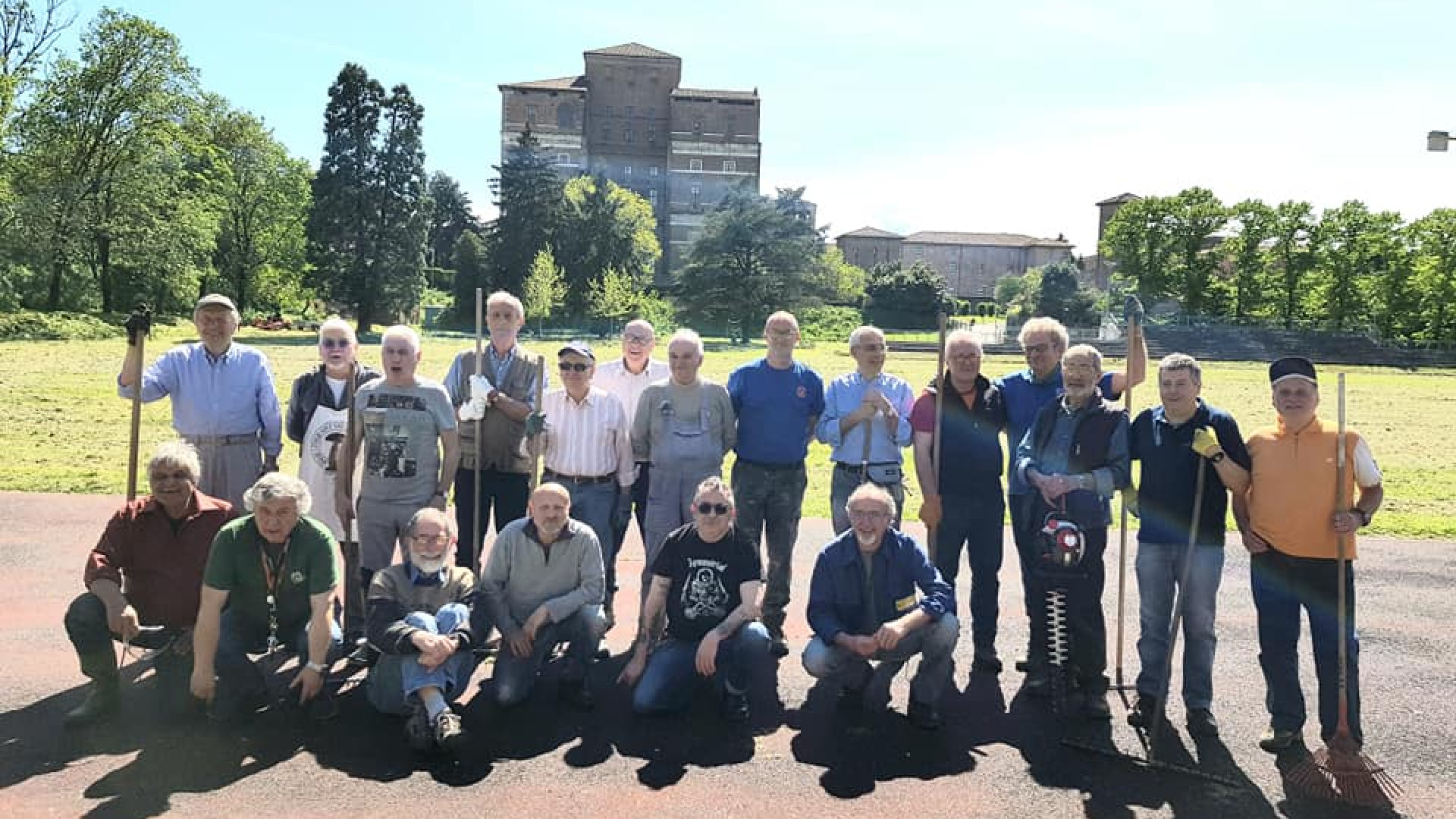 Verso la Placentia Half Marathon: alpini e marinai sfalciano l'erba al Daturi