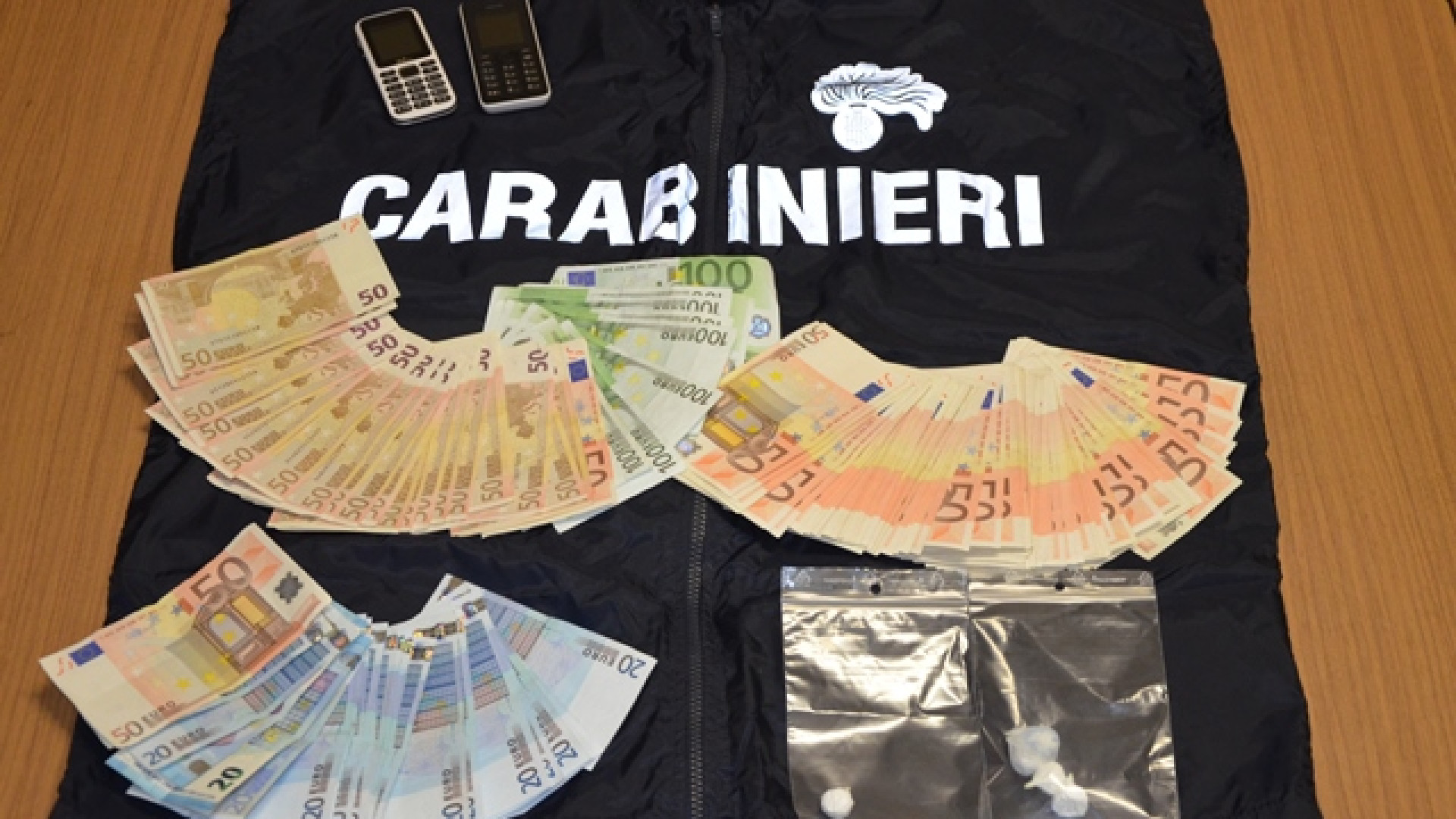 Cocaina in tasca e 8mila euro in casa: arrestato 46enne