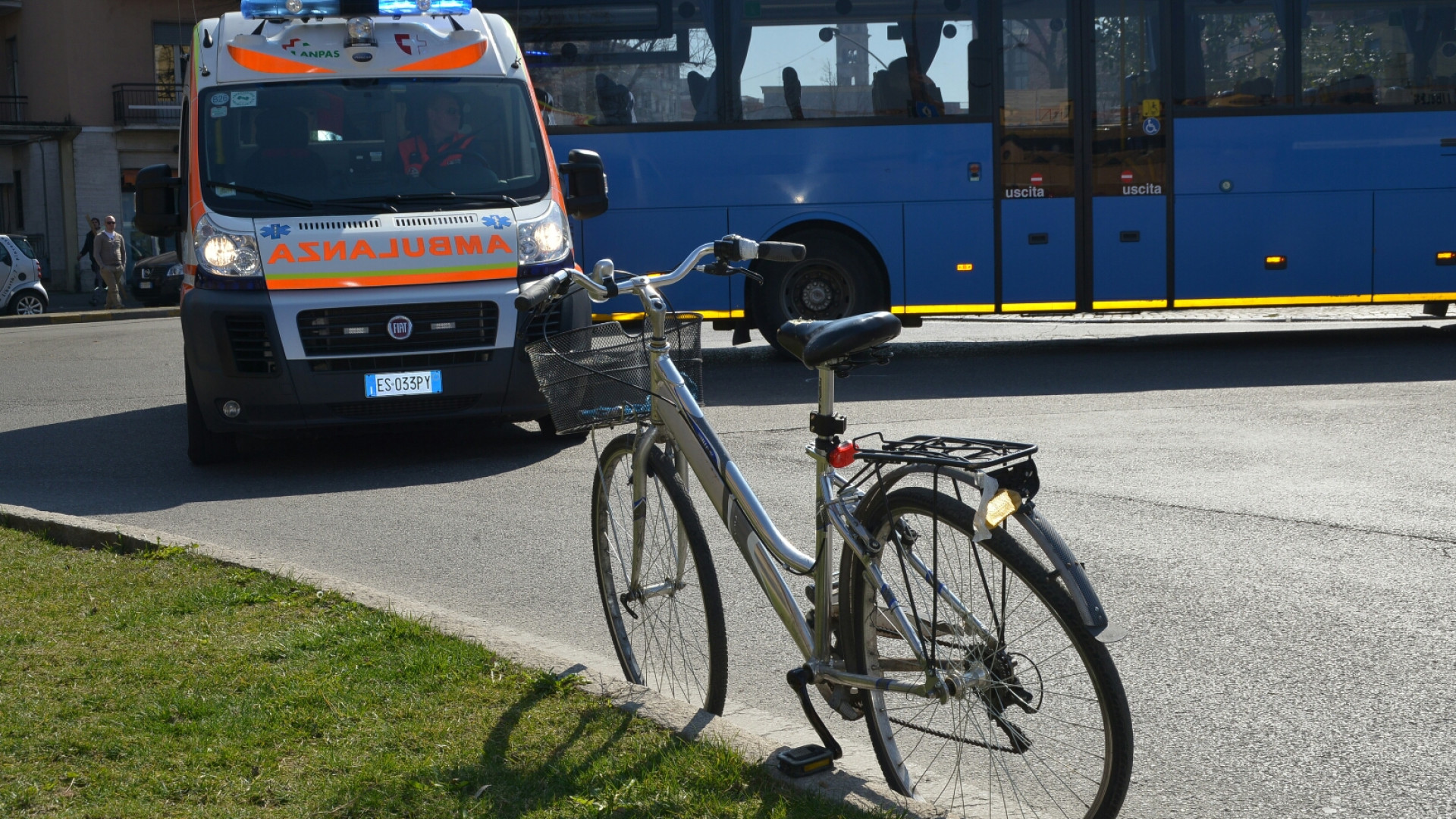 Donna investita in piazzale Libertà: era in bici, urtata da un'auto