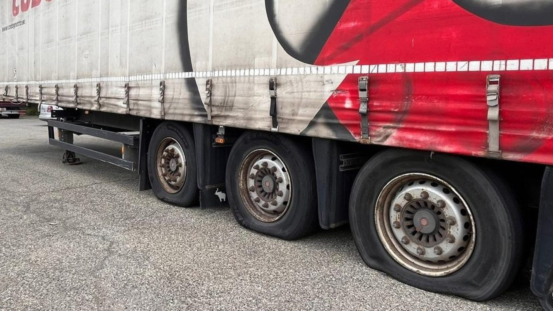 Killer delle gomme in azione da un mese: "Camionisti sotto attacco, danni enormi"