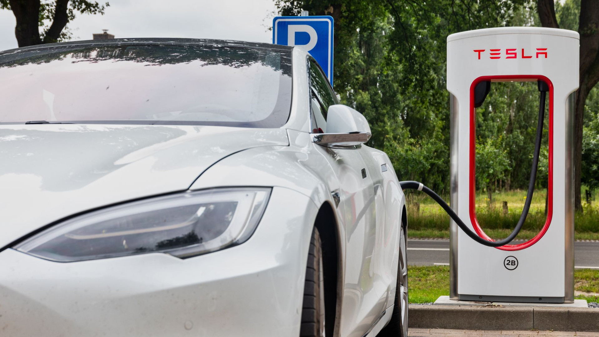 Caro energia, Tesla aumenta del 35% le tariffe dei Supercharger in Italia