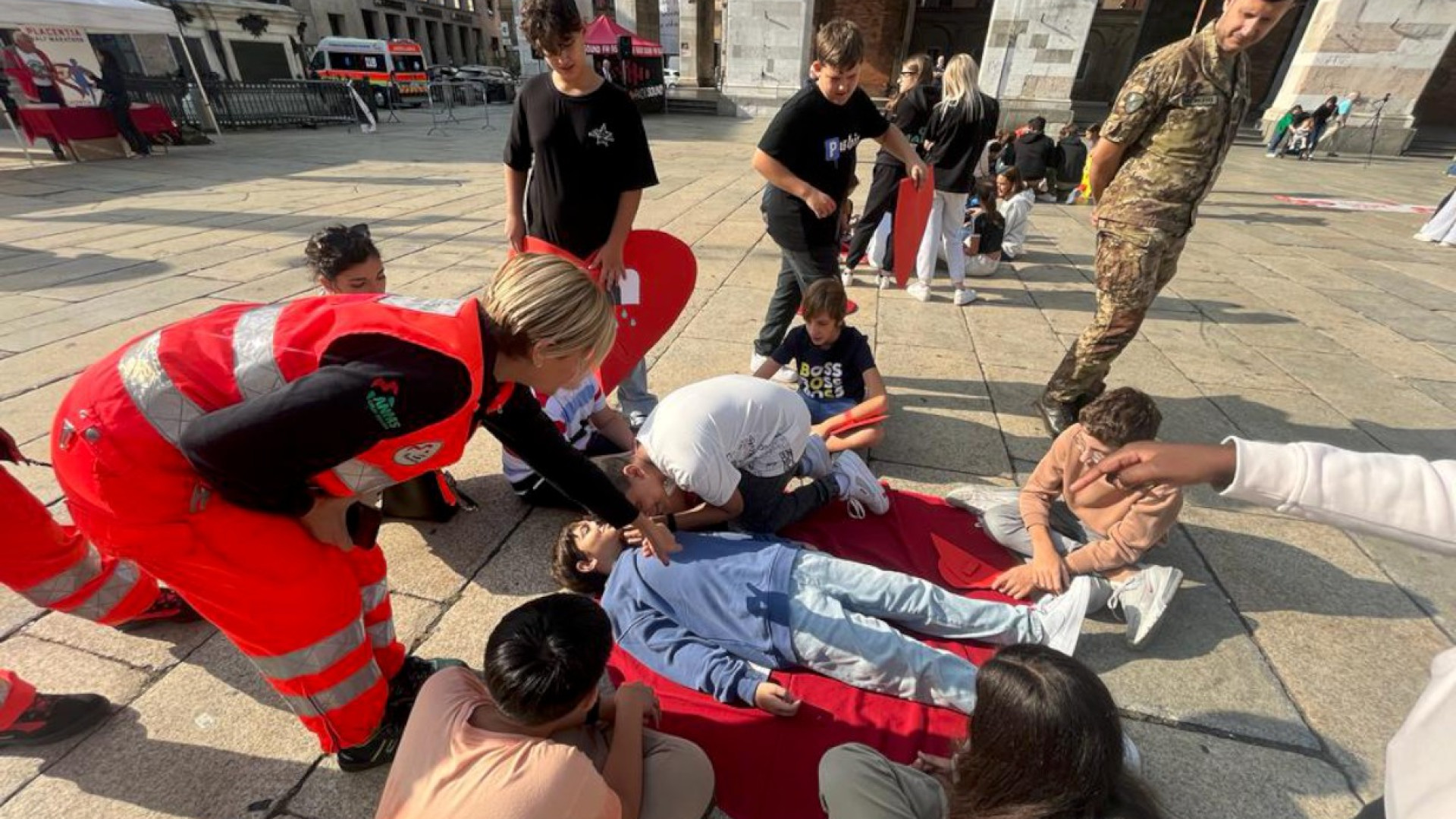 Oggi è la Giornata del cuore: in piazza i ragazzi insegnano come usare il defibrillatore