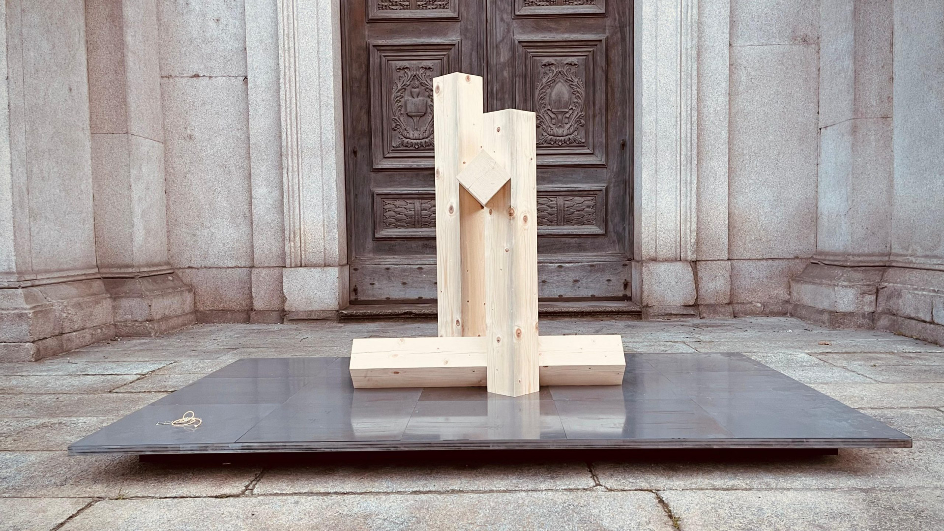 Natura e architettura: a Volumnia nuova installazione sul sagrato di Sant'Agostino