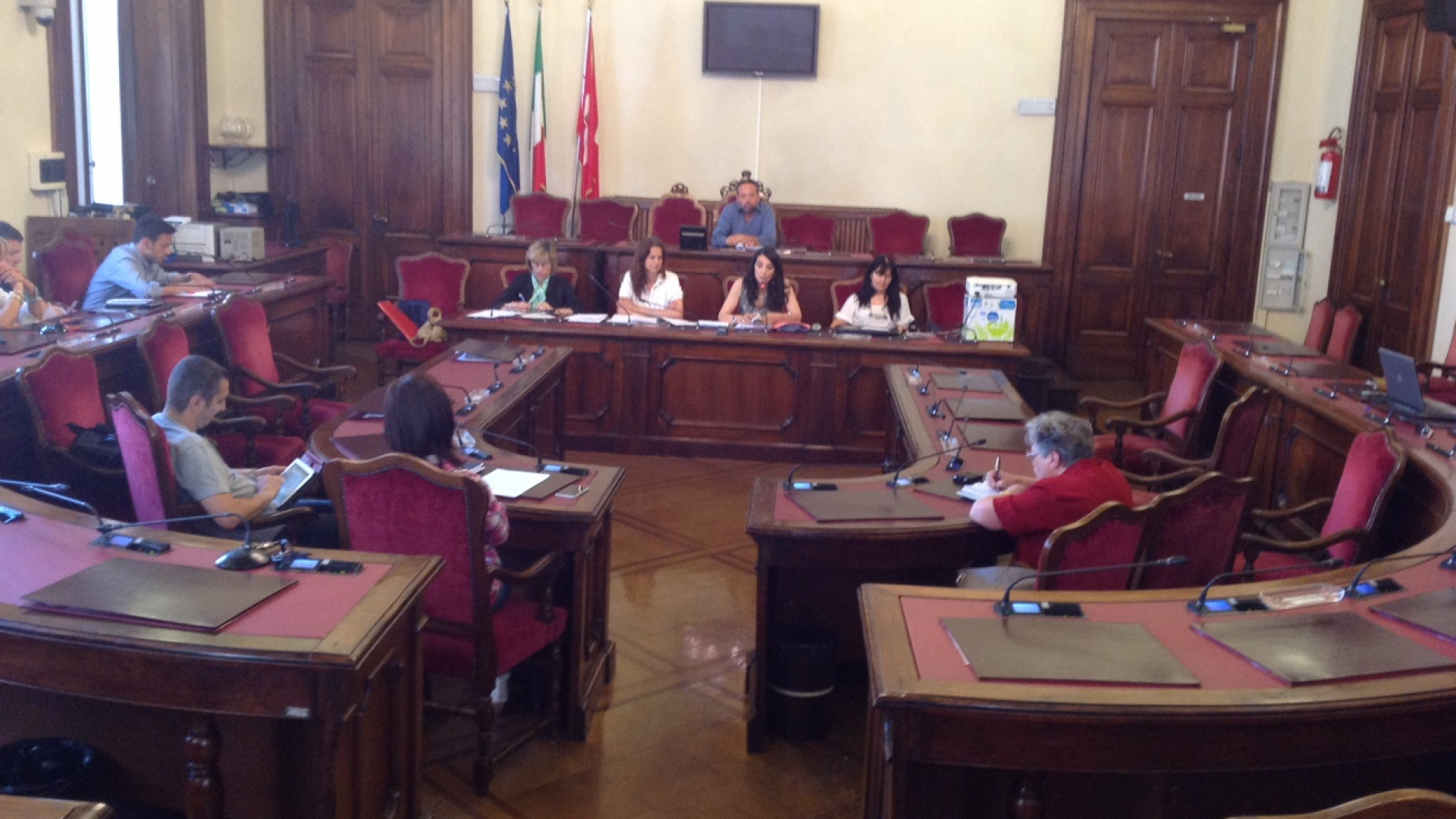 Istituti comprensivi in città. "No, meglio una rete di scuole". Dibattito in aula