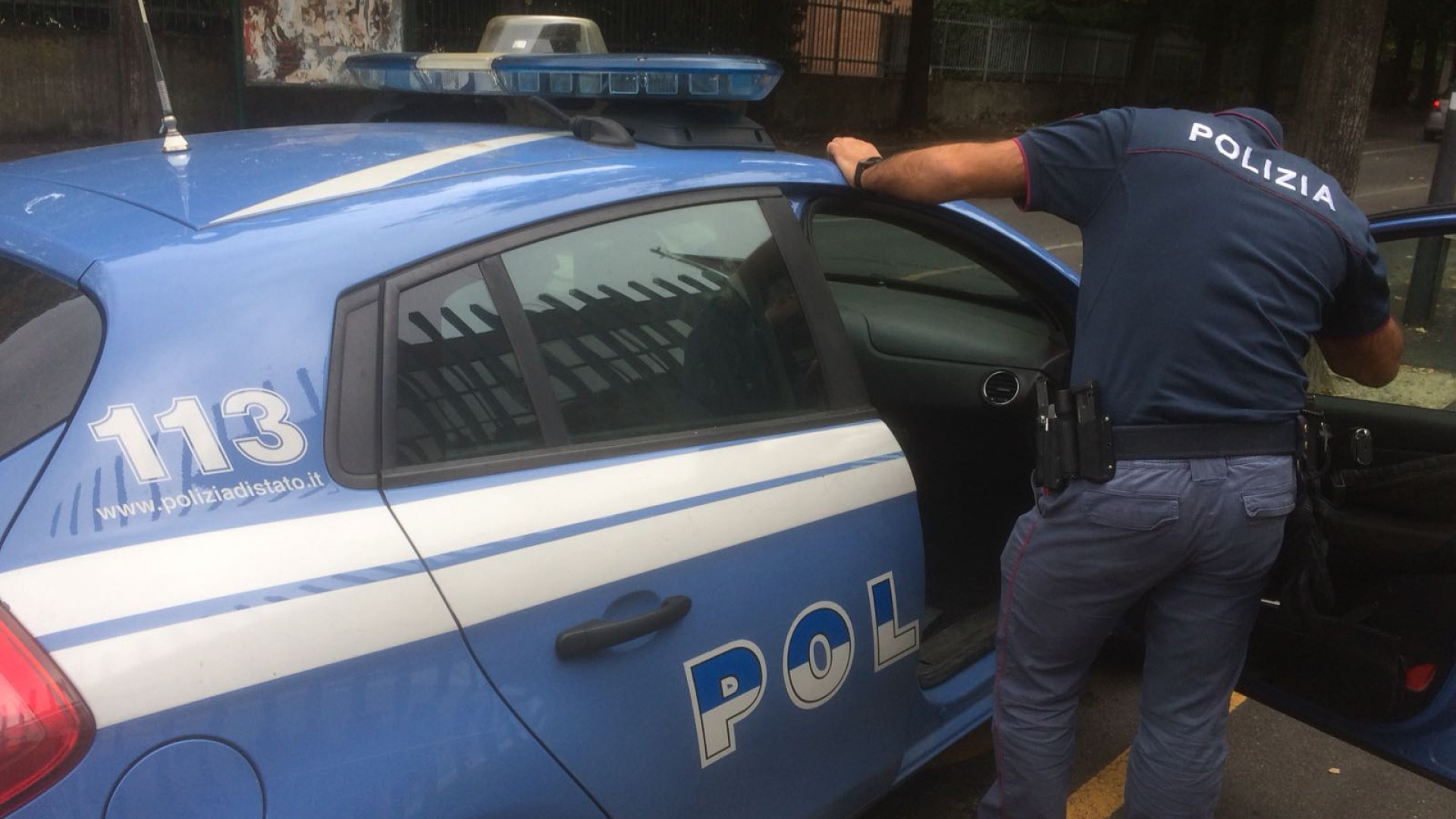 Ruba una bottiglia, ma viene scoperto: egiziano picchia commesso, vigilante  e un poliziotto