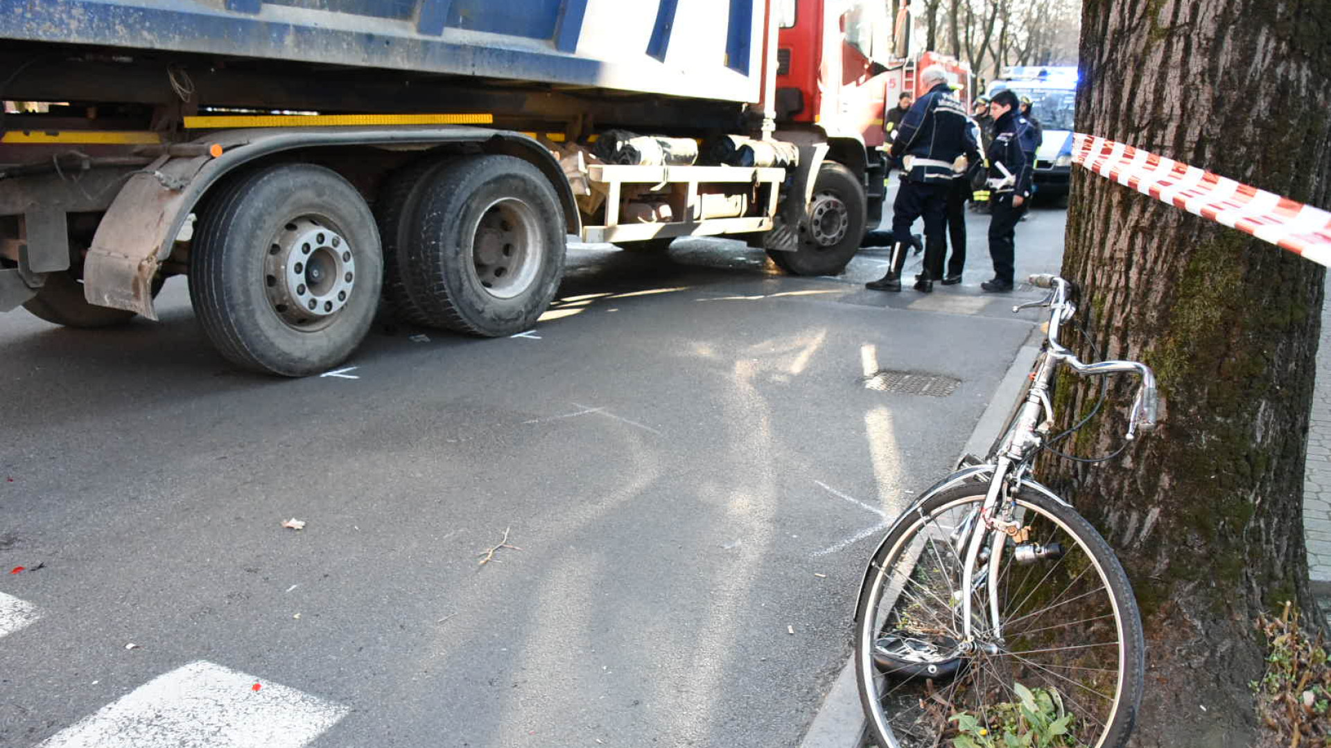 Travolto da un camion in viale Dante, muore ciclista 76enne