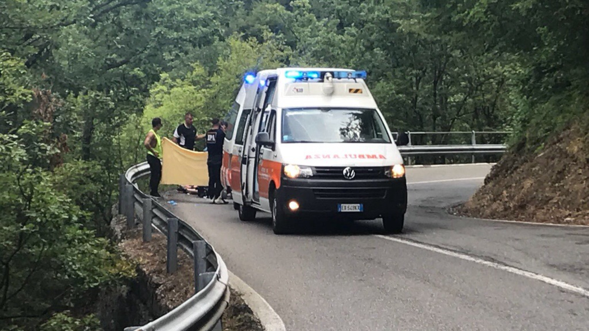 Schianto sulla statale 45, gravissimo un centauro 25enne trasportato a Parma in elicottero