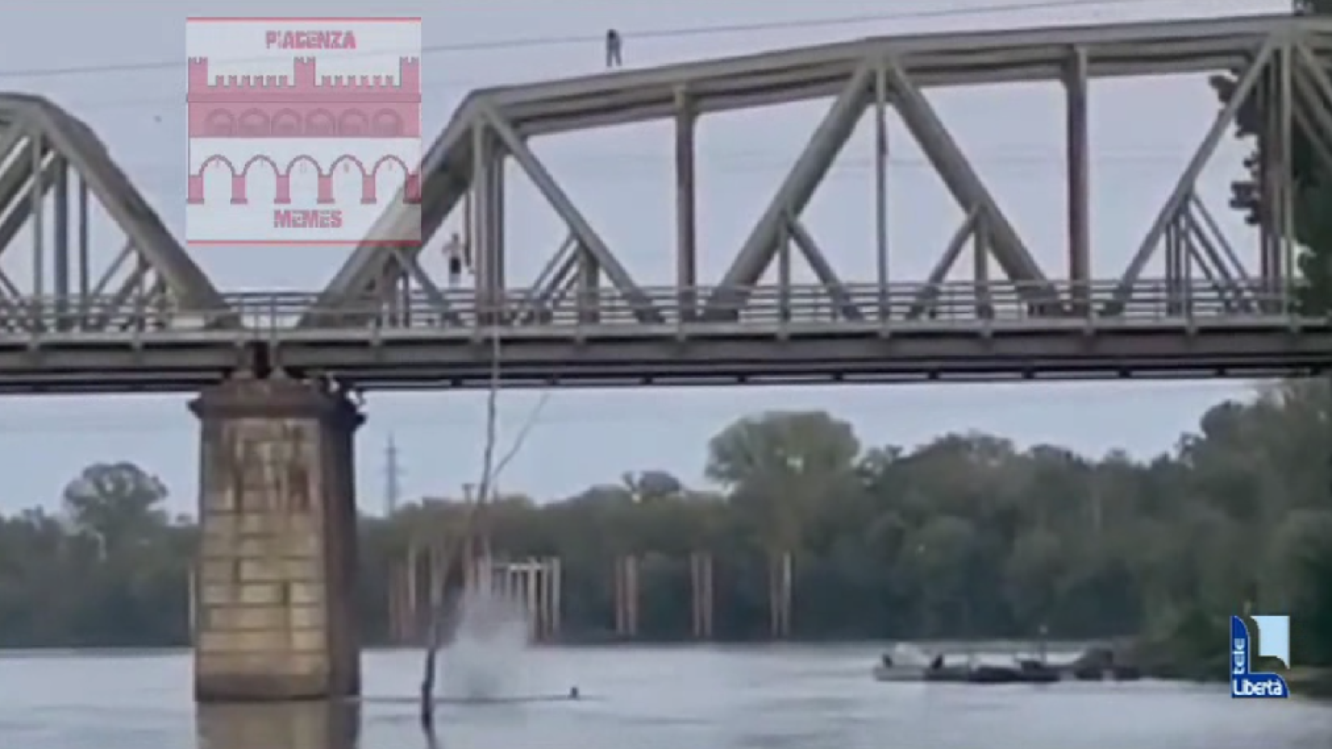 Ragazzi si arrampicano sul ponte ferroviario e si tuffano nel fiume Po IL VIDEO