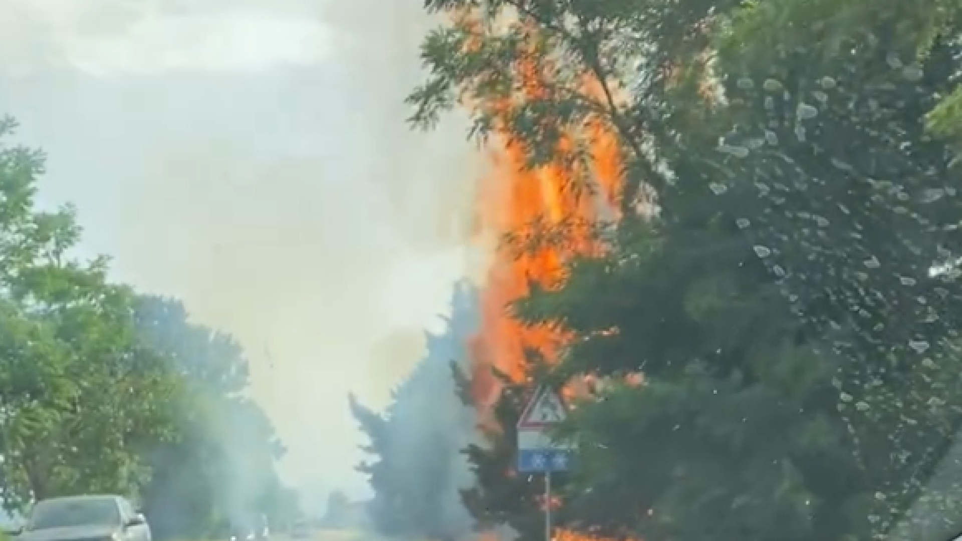 Doppio incendio: in fiamme una siepe in strada Agazzana e un campo a Monticelli