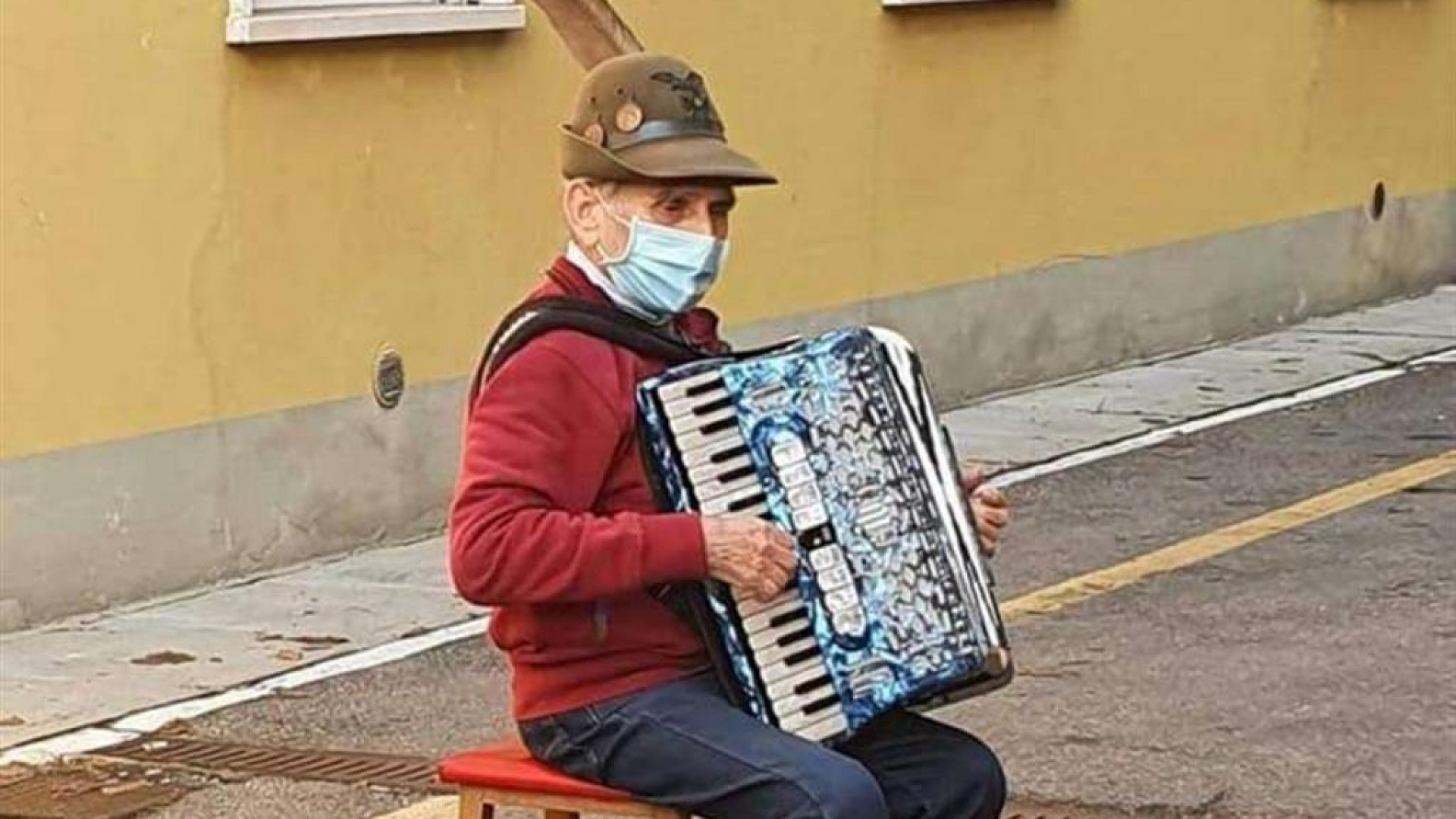 L'alpino che suonò per la moglie malata porta la sua musica alla Pellegrina