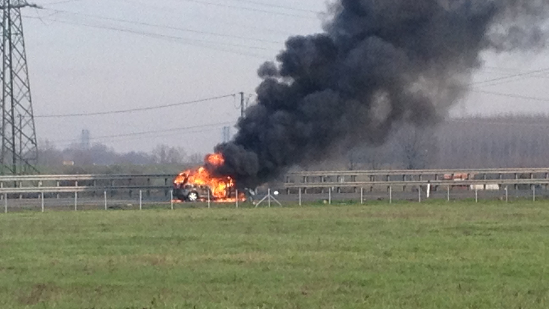Auto si incendia in strada a Borgoforte. Fiamme domate dai vigili del fuoco