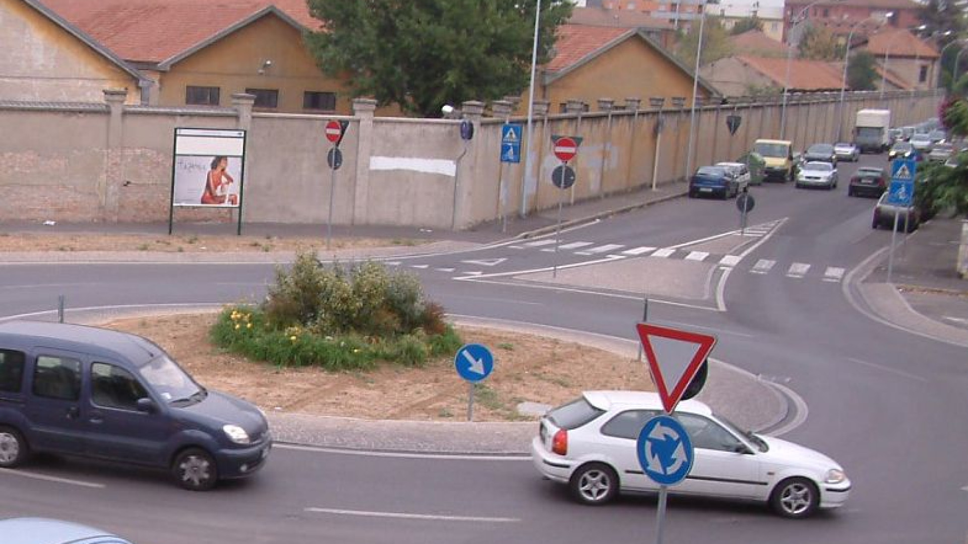 Giovane aggredita da tre persone in pieno giorno, anziano brandisce il bastone e la salva