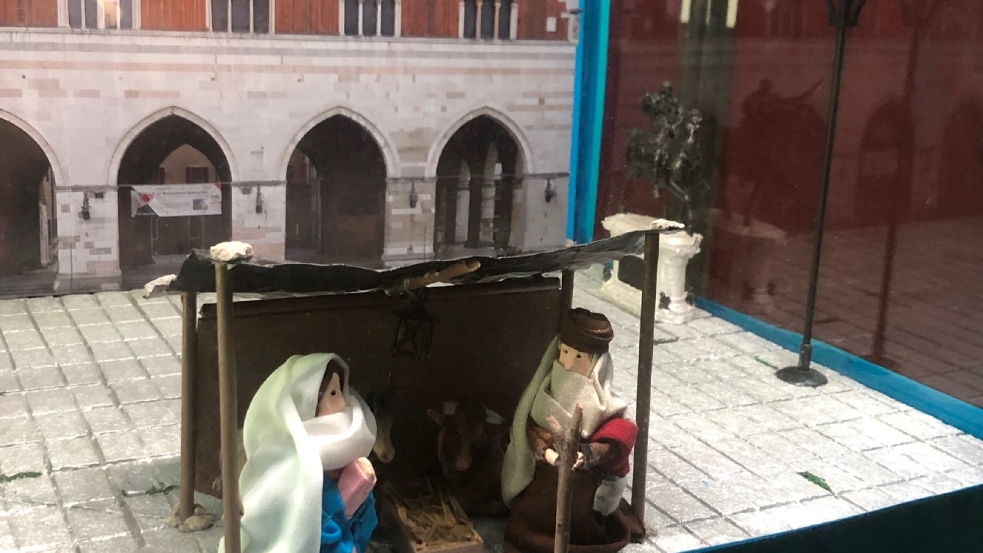 In centro il "presepe piacentino": la capanna tra i cavalli del Mochi