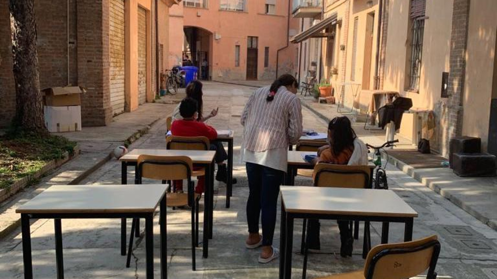 Ondata di sostegno alla "scuola in cortile": donati banchi e giochi per i bambini