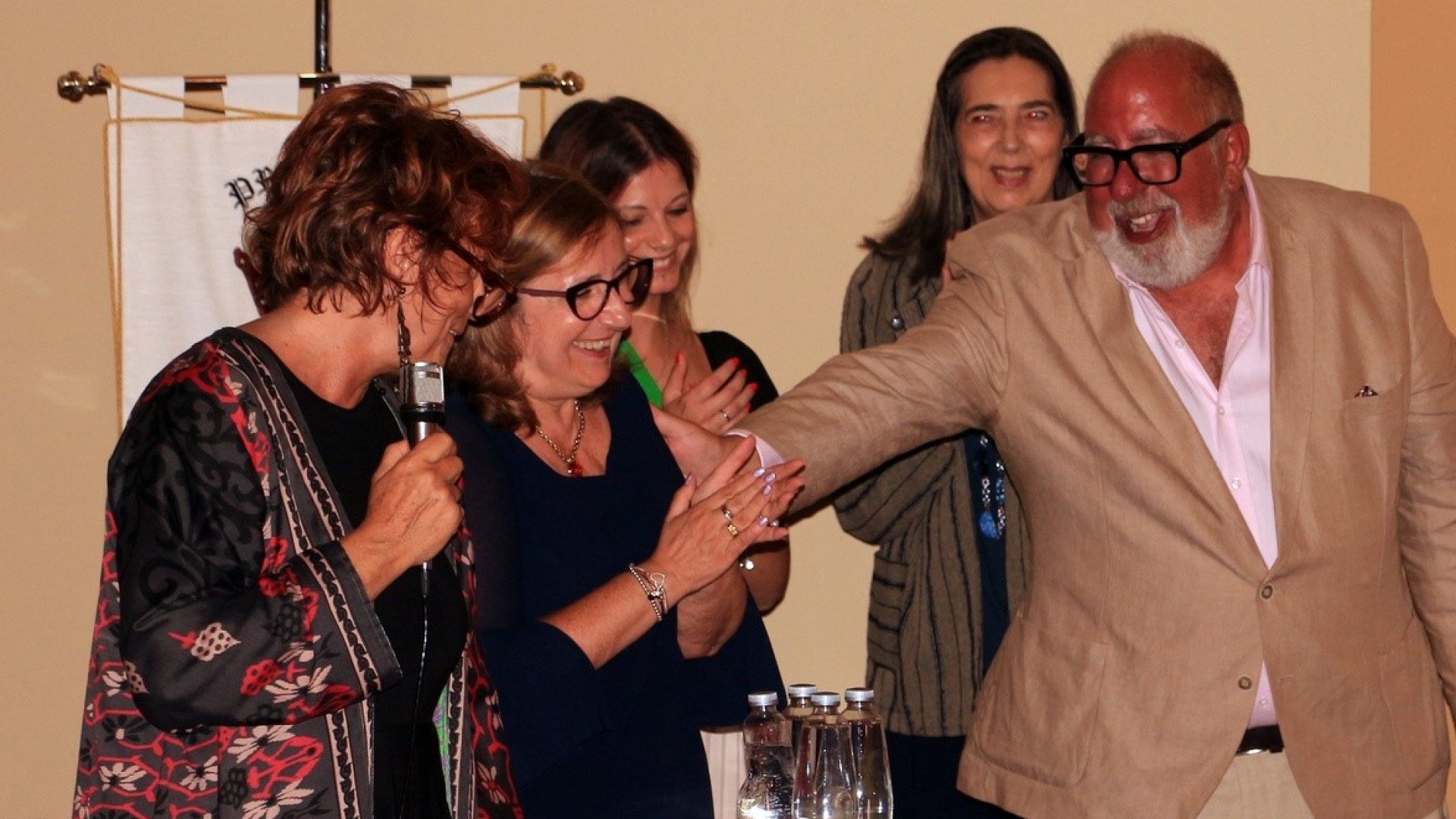 "Le nostre radici nel cuore". In 250 alla presentazione dei racconti di "Vite all'estero"