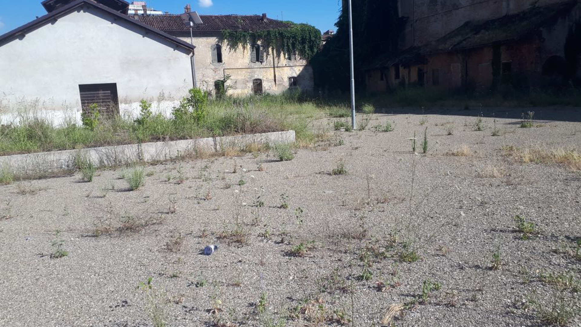 Via Benedettine, arbusti e degrado nel parcheggio riqualificato
