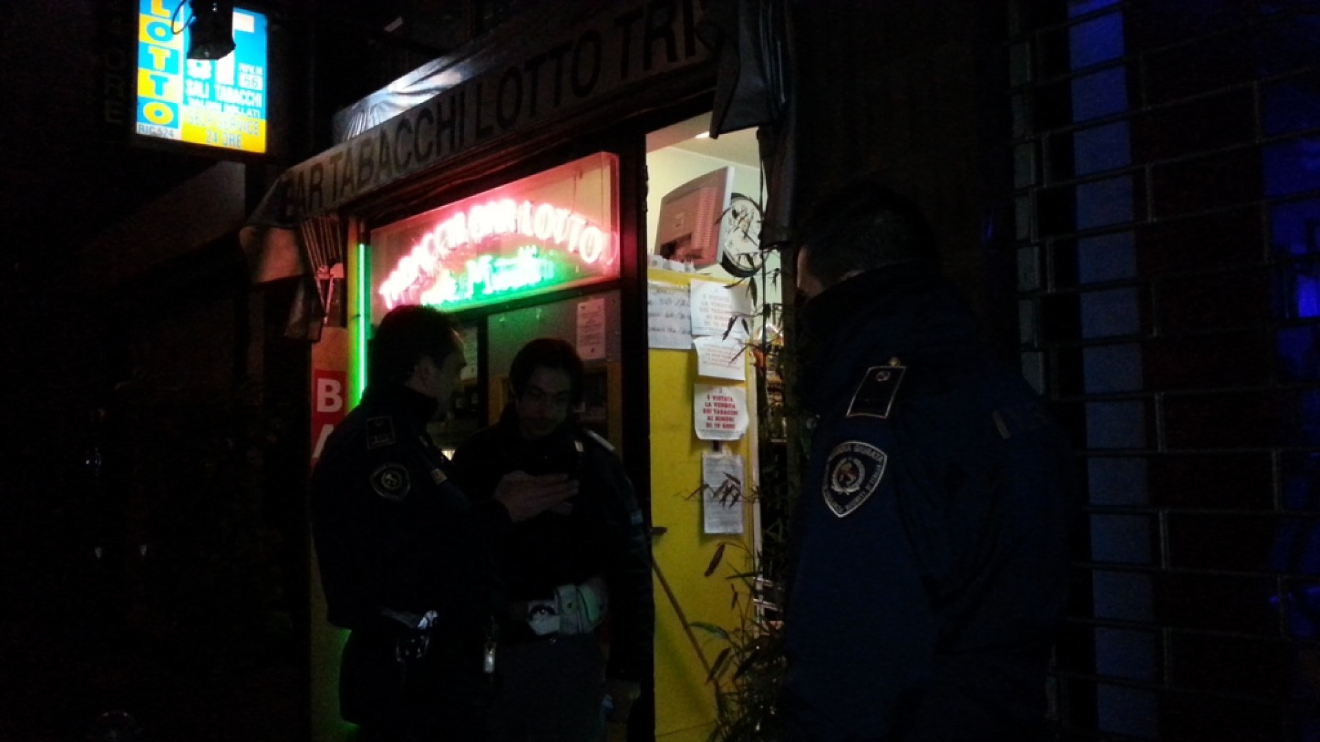 Via Dante, sventato il colpo in tabaccheria: ladri in fuga