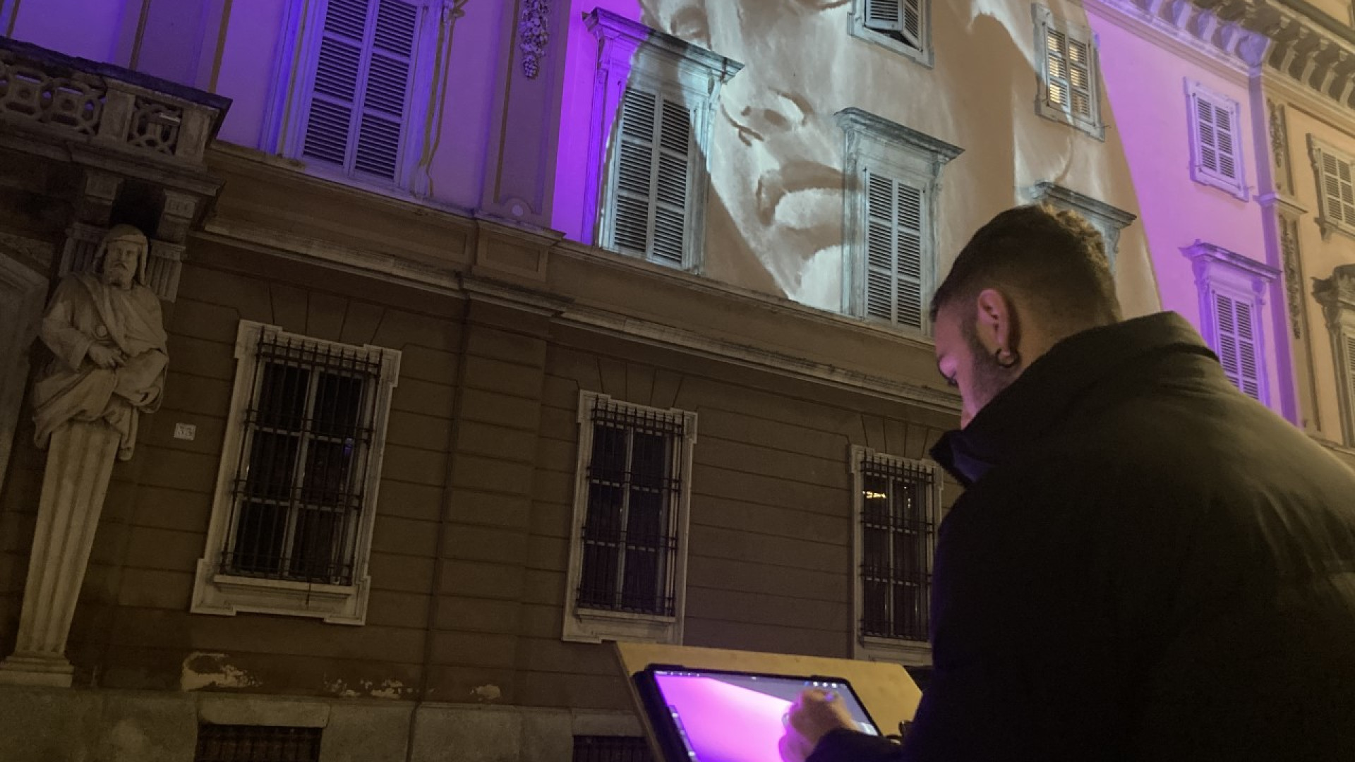 Stupore in piazza Duomo, il palazzo vescovile diventa un dipinto con il "live painting"