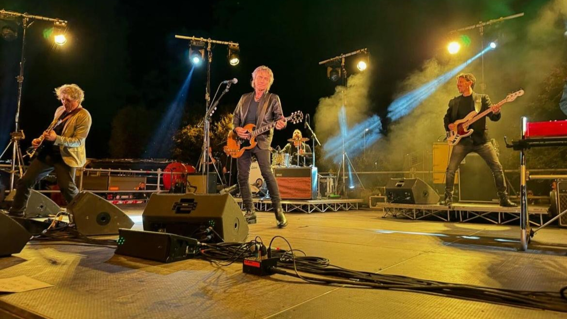 Ligabue canta "Certe notti" all'autogrill di Fiorenzuola davanti a un centinaio di fan