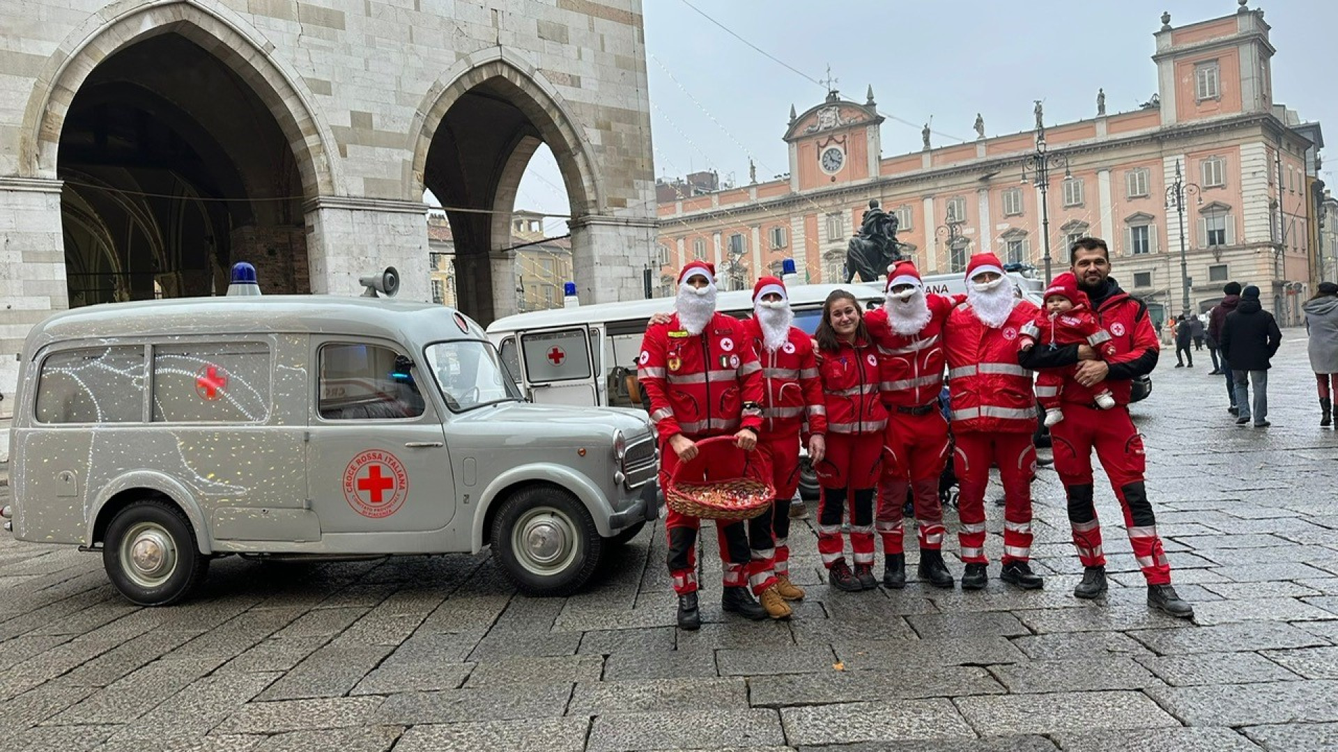 Niente slitte, ma ambulanze d'epoca per i Babbi Natale della Croce rossa in centro