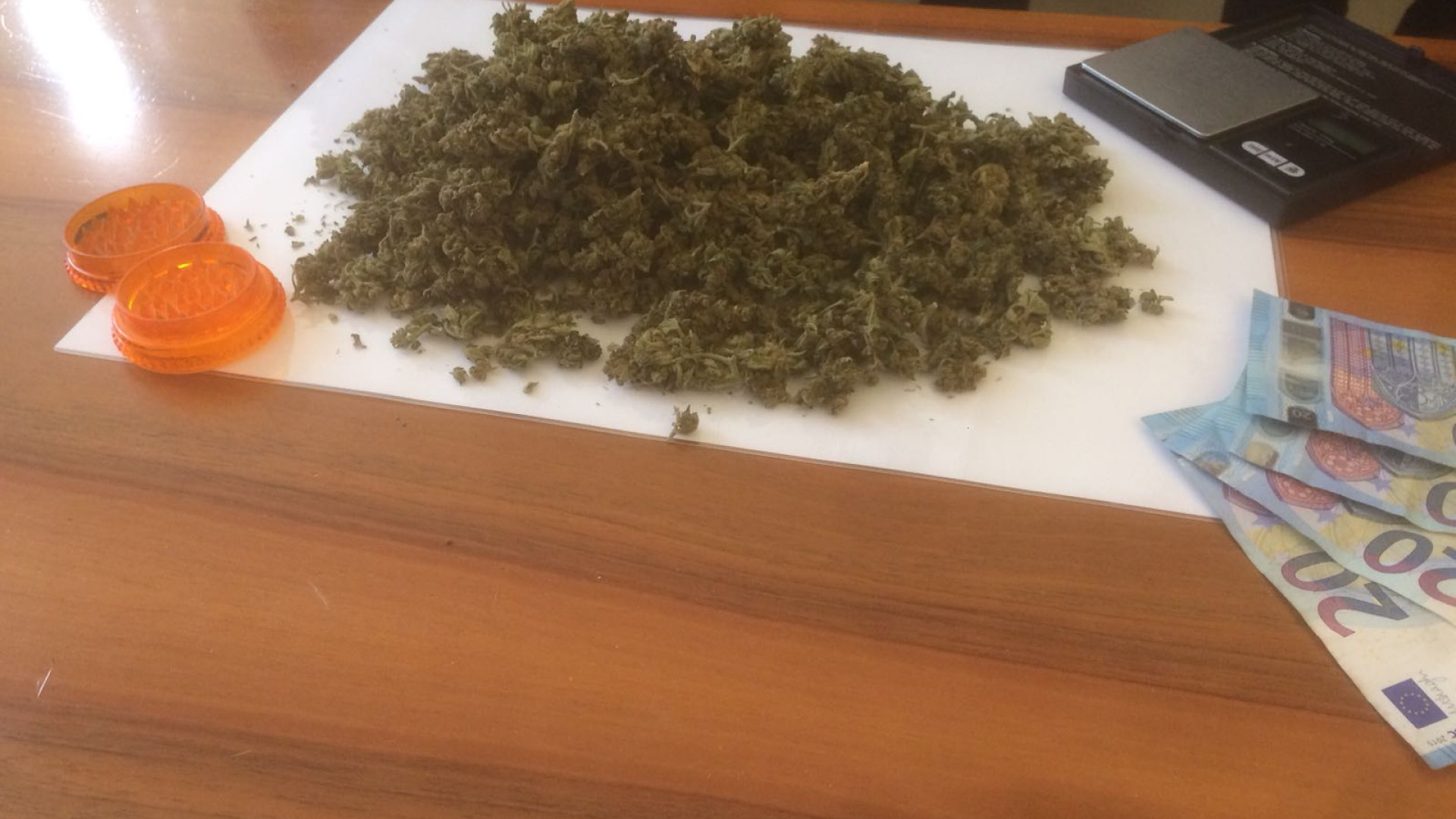 Viale Dante, cercano armi ma trovano droga: 23enne in manette