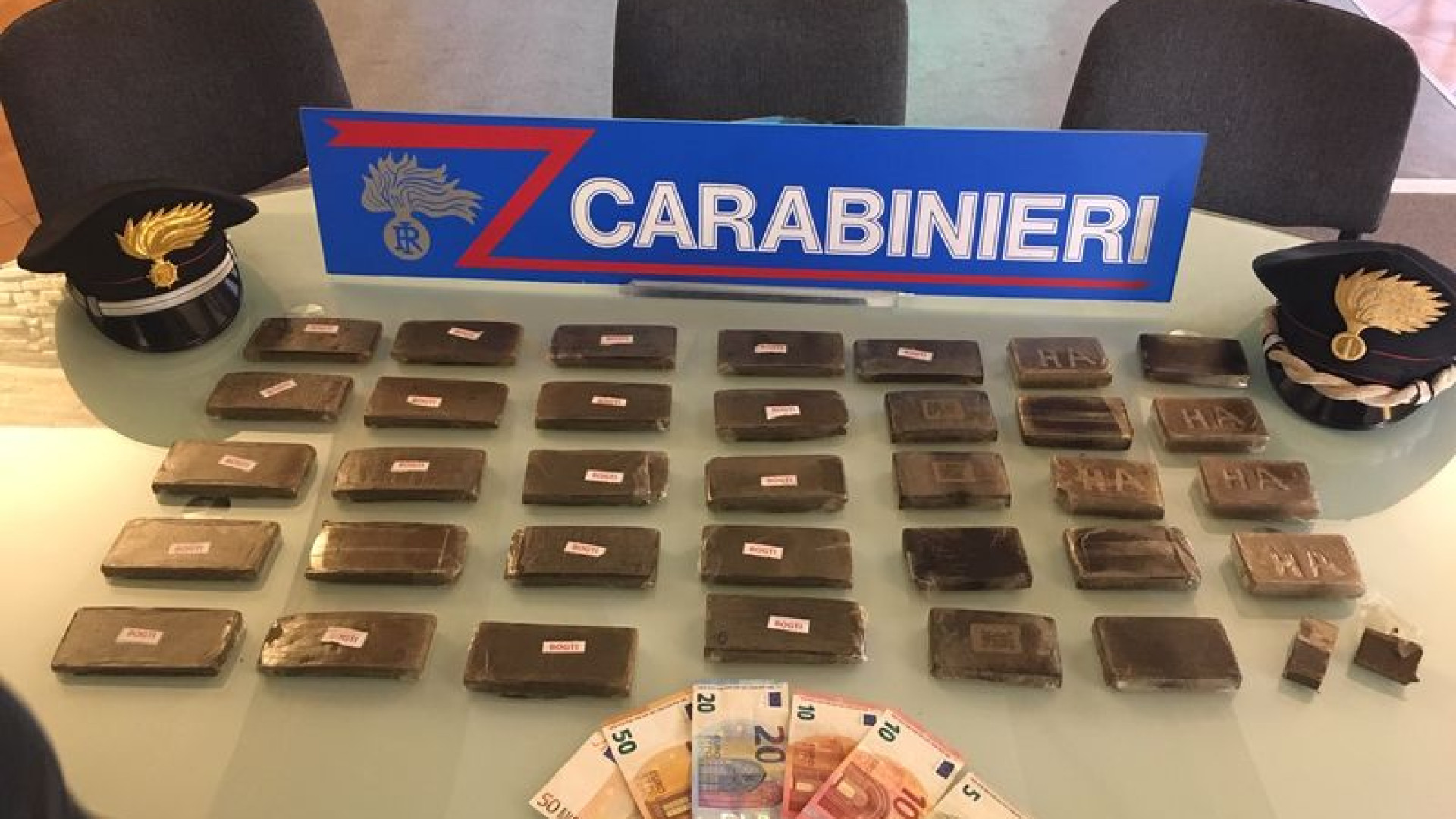Scambio di droga sull'uscio di casa: carabinieri arrestano due uomini