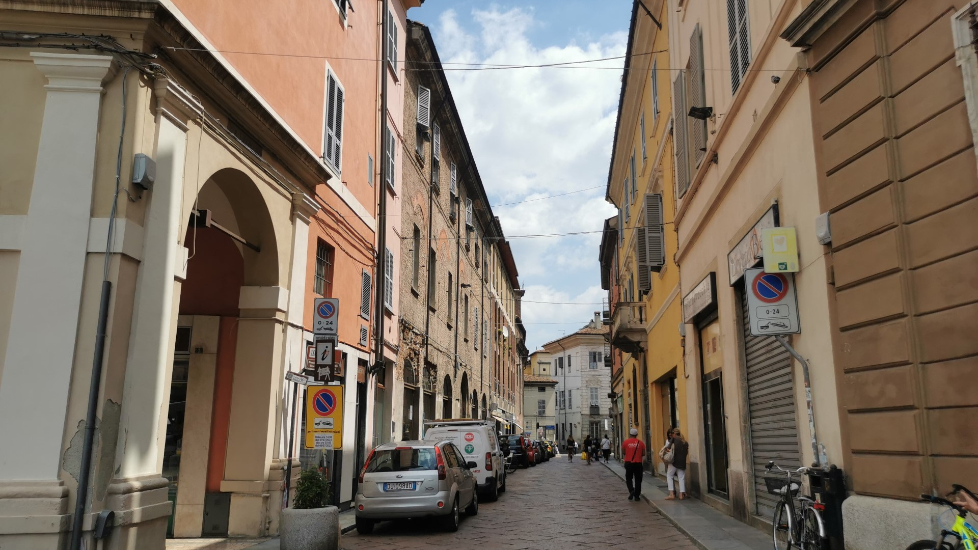 Residenti e commercianti di via Legnano: "Viabilità pericolosa, pedonalizzare"