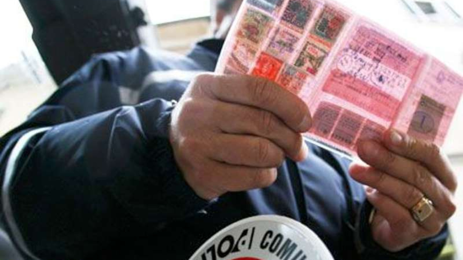 Patente internazionale falsa, pakistano denunciato e auto sequestrata