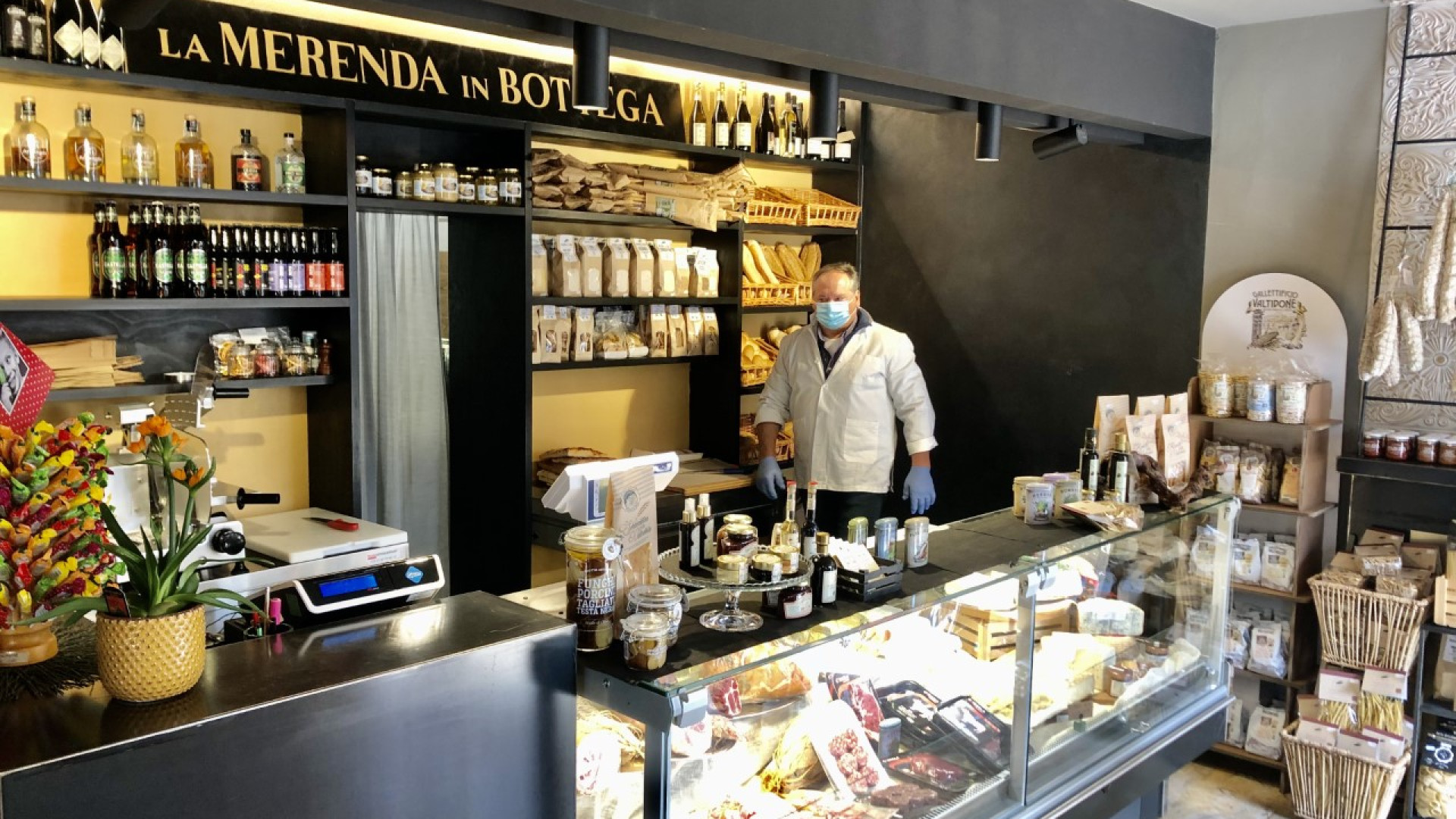 Crisi Covid, bar si trasforma in bottega con i prodotti di altri piacentini