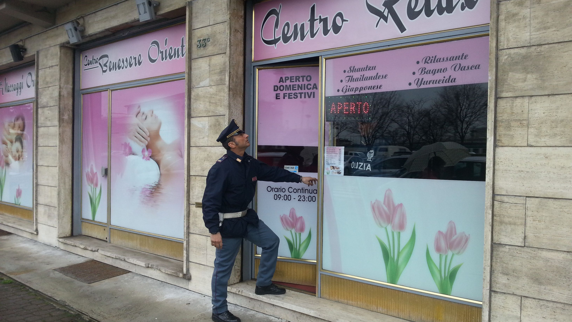 Espulsa da Piacenza la titolare del centro massaggi sequestrato dalla poliza