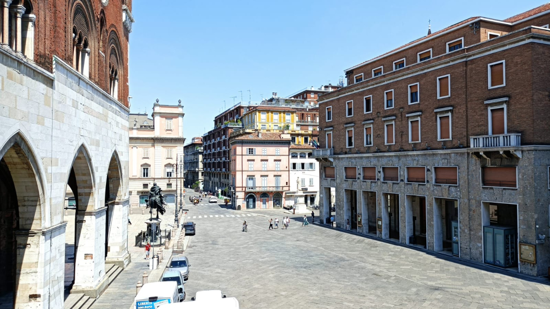 Viene espulso ma riesce a scappare. Rintracciato dalla polizia in piazza Cavalli