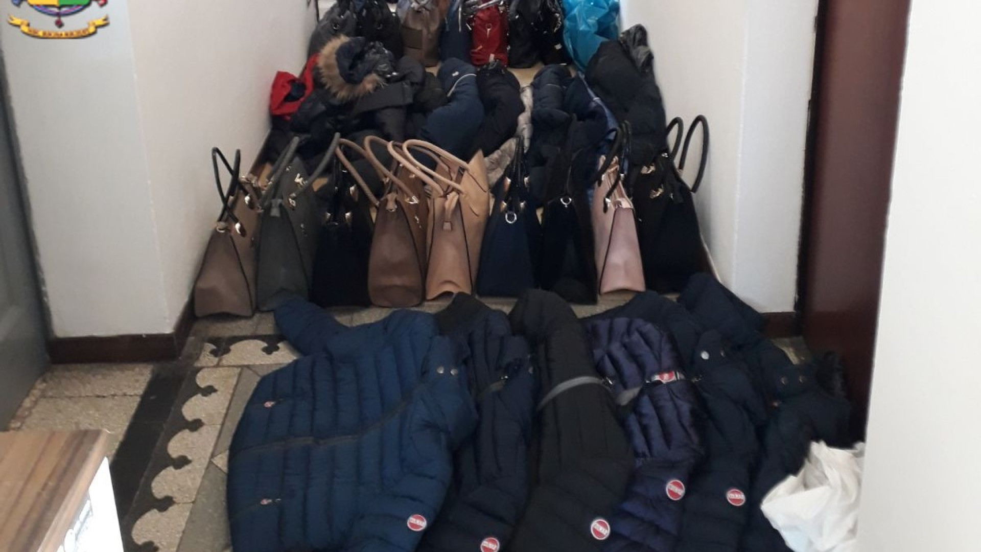 Senegalese vendeva da anni prodotti contraffatti: arrestato dalla Guardia di finanza