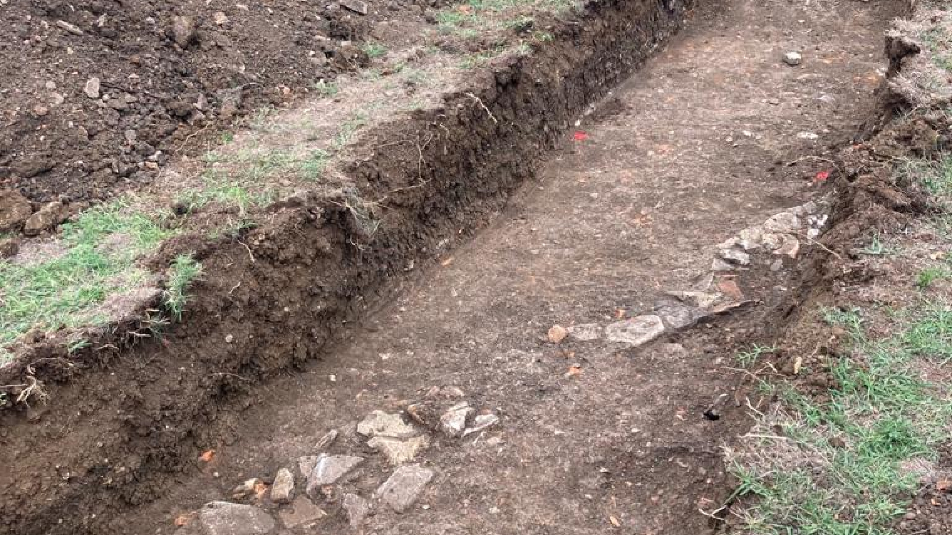 Pianello, durante gli scavi al cimitero riaffiora un muro di epoca romana
