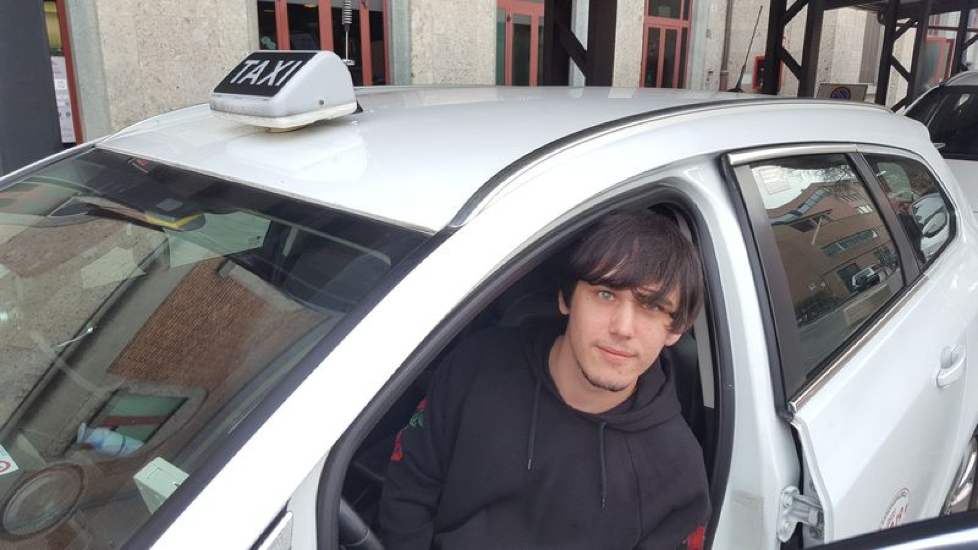 Marco, il tassista più giovane di Piacenza ha solamente 22 anni