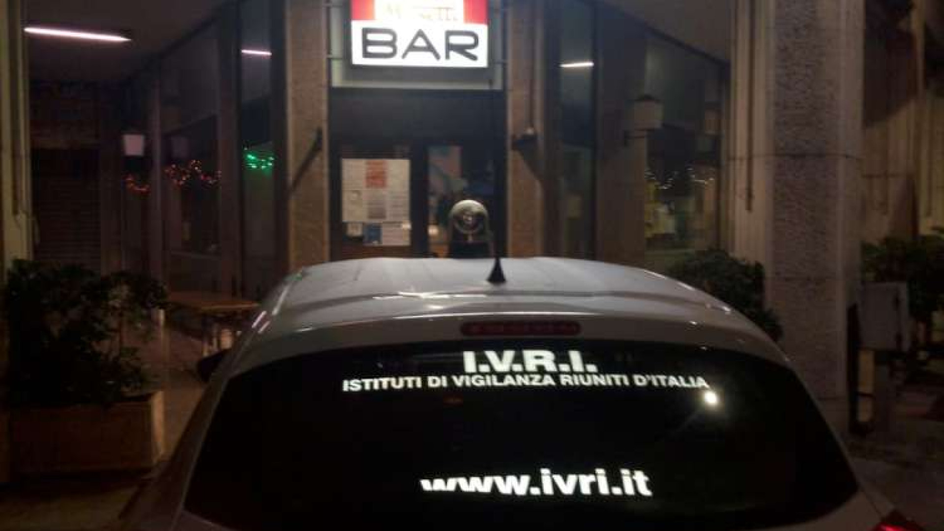 Rapinatore vede le guardie giurate e scappa. Inseguito e bloccato