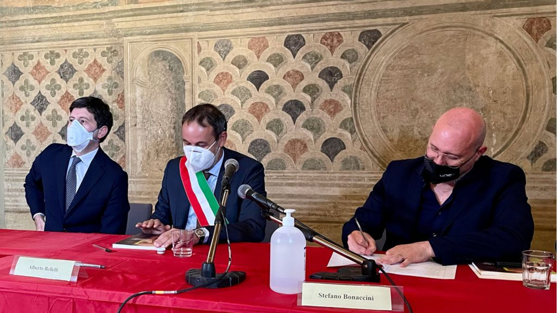 Speranza firma l'accordo: a Piacenza 11 milioni di euro di cui 7 per le "Case della salute"